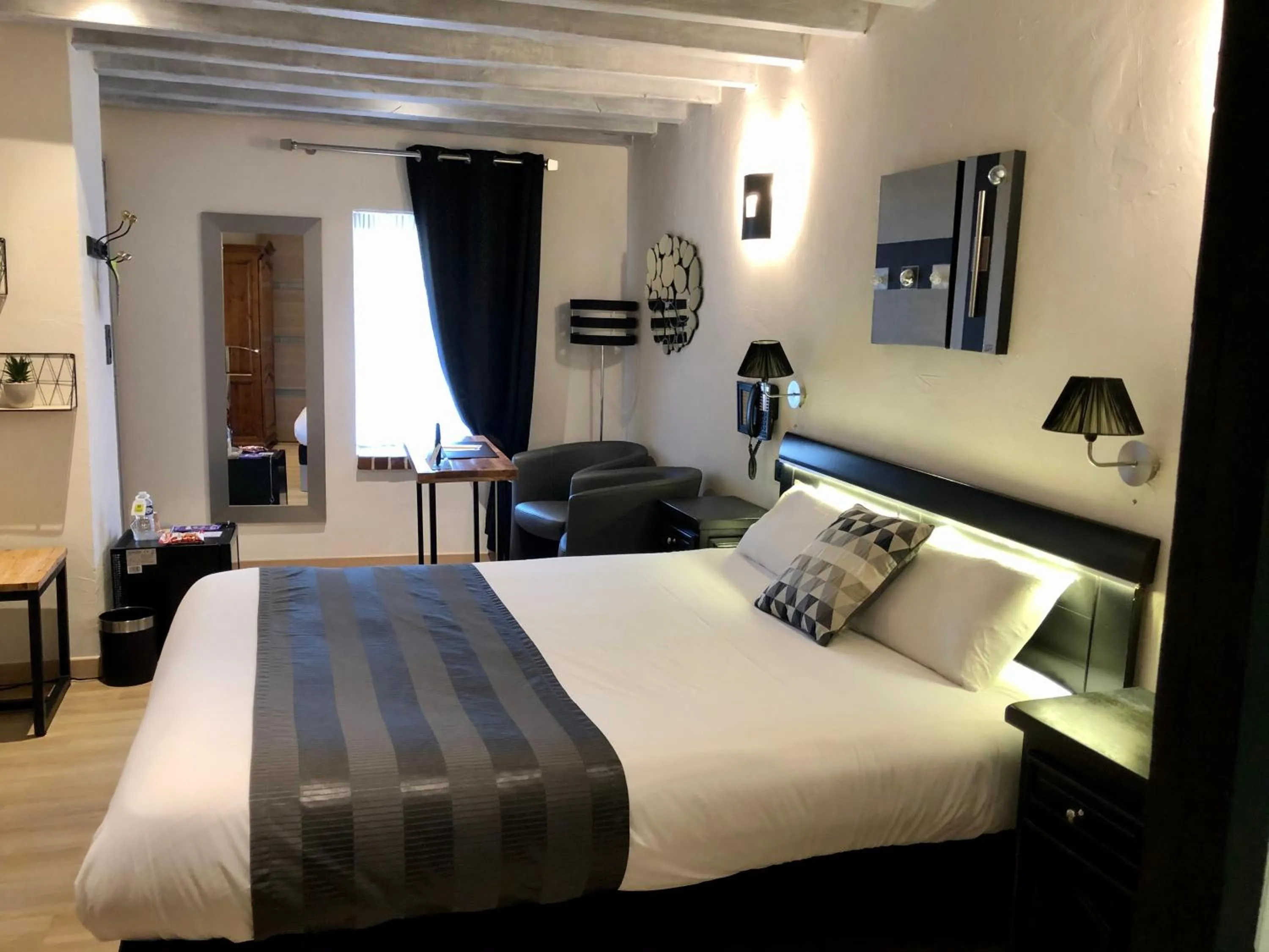 Photo of the whole room, Bed in Logis Hotel Oasis