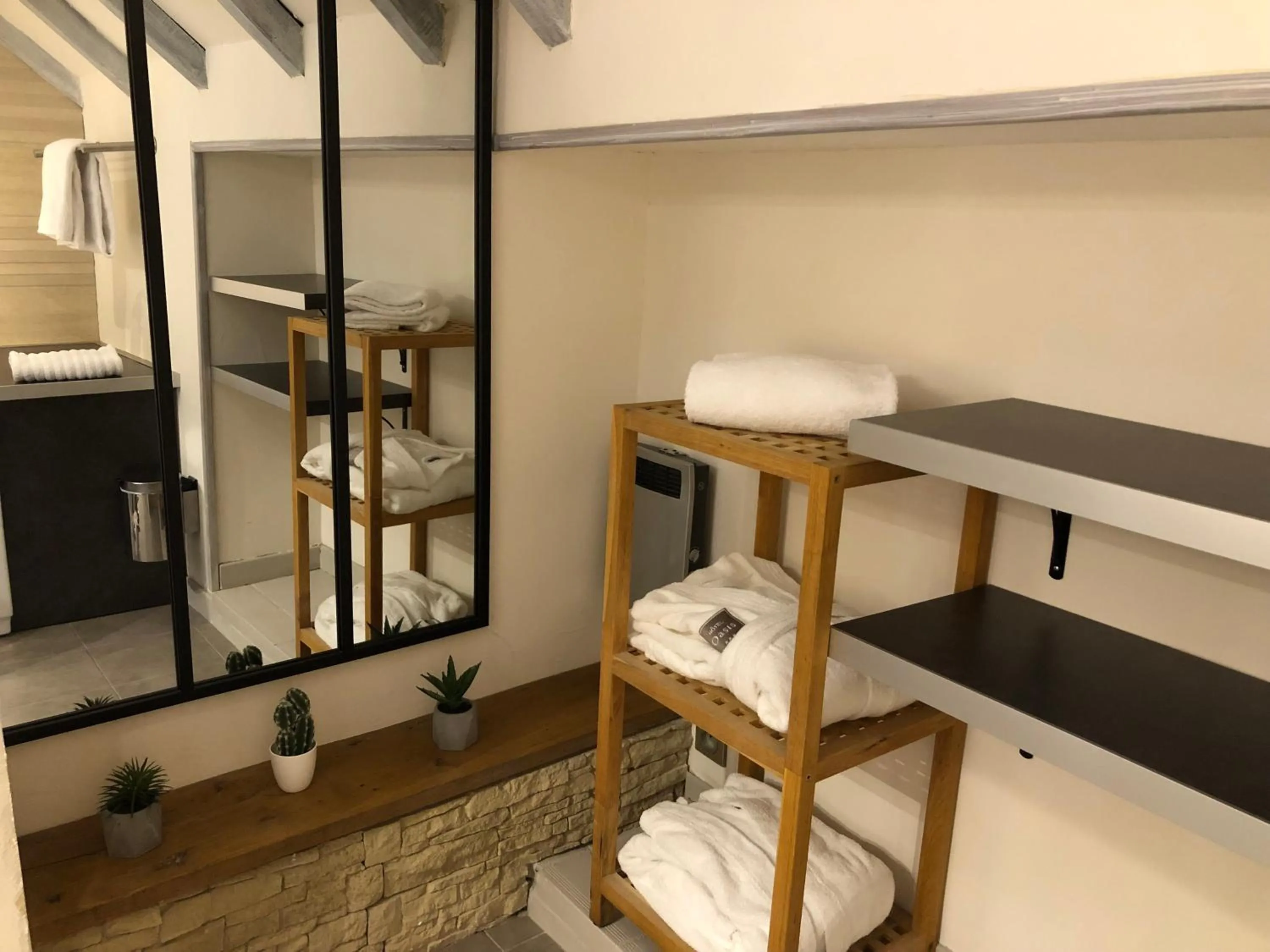 Bathroom in Logis Hotel Oasis