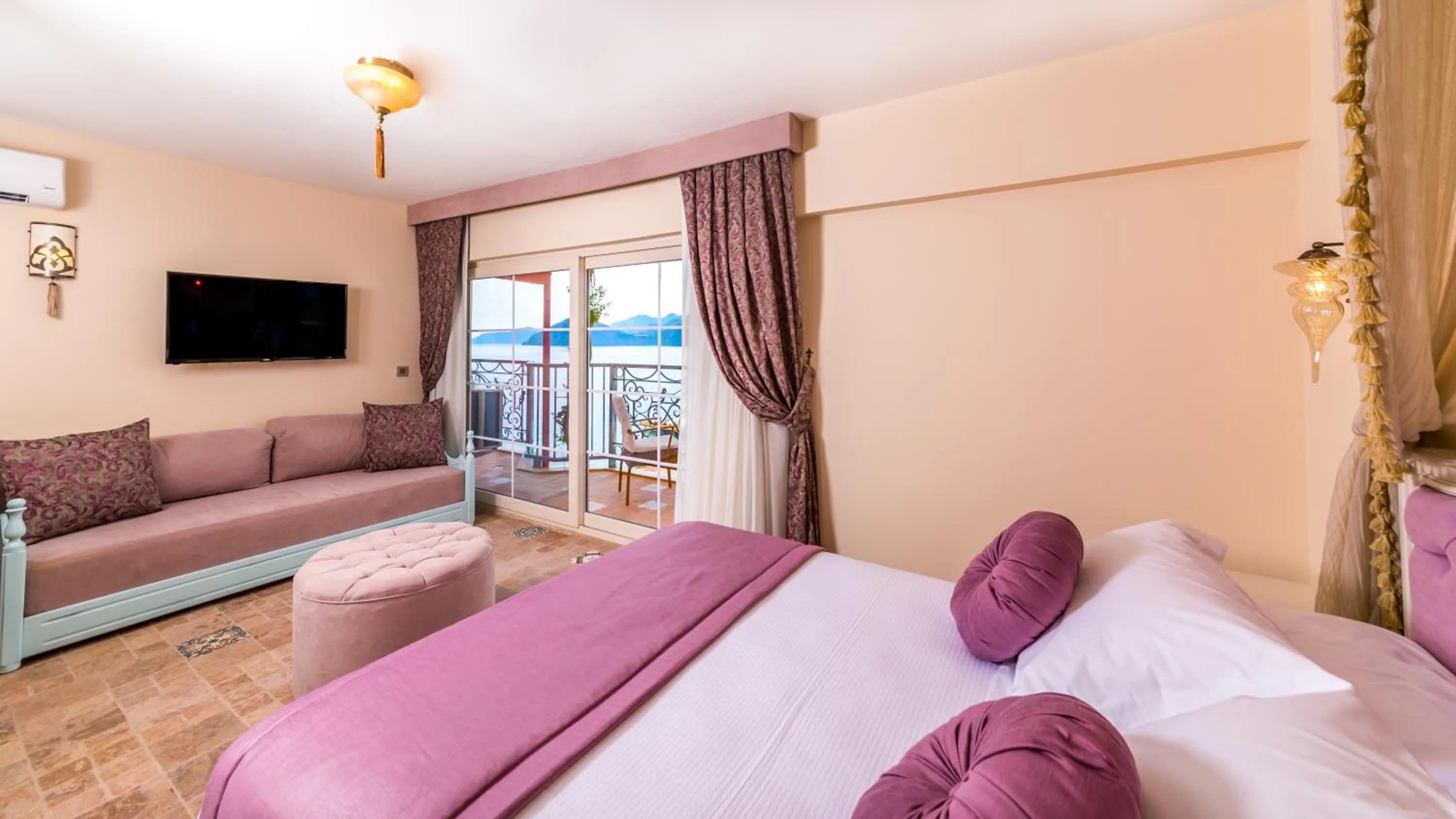 Photo of the whole room, Bed in Kahveci Alibey Hotel