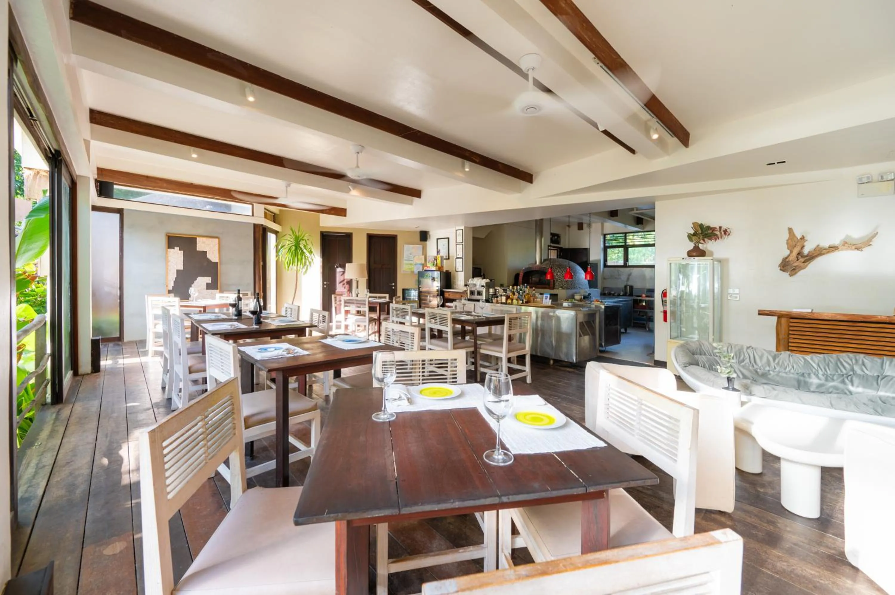 Restaurant/places to eat in L'Osteria Luxe Beachfront B&B