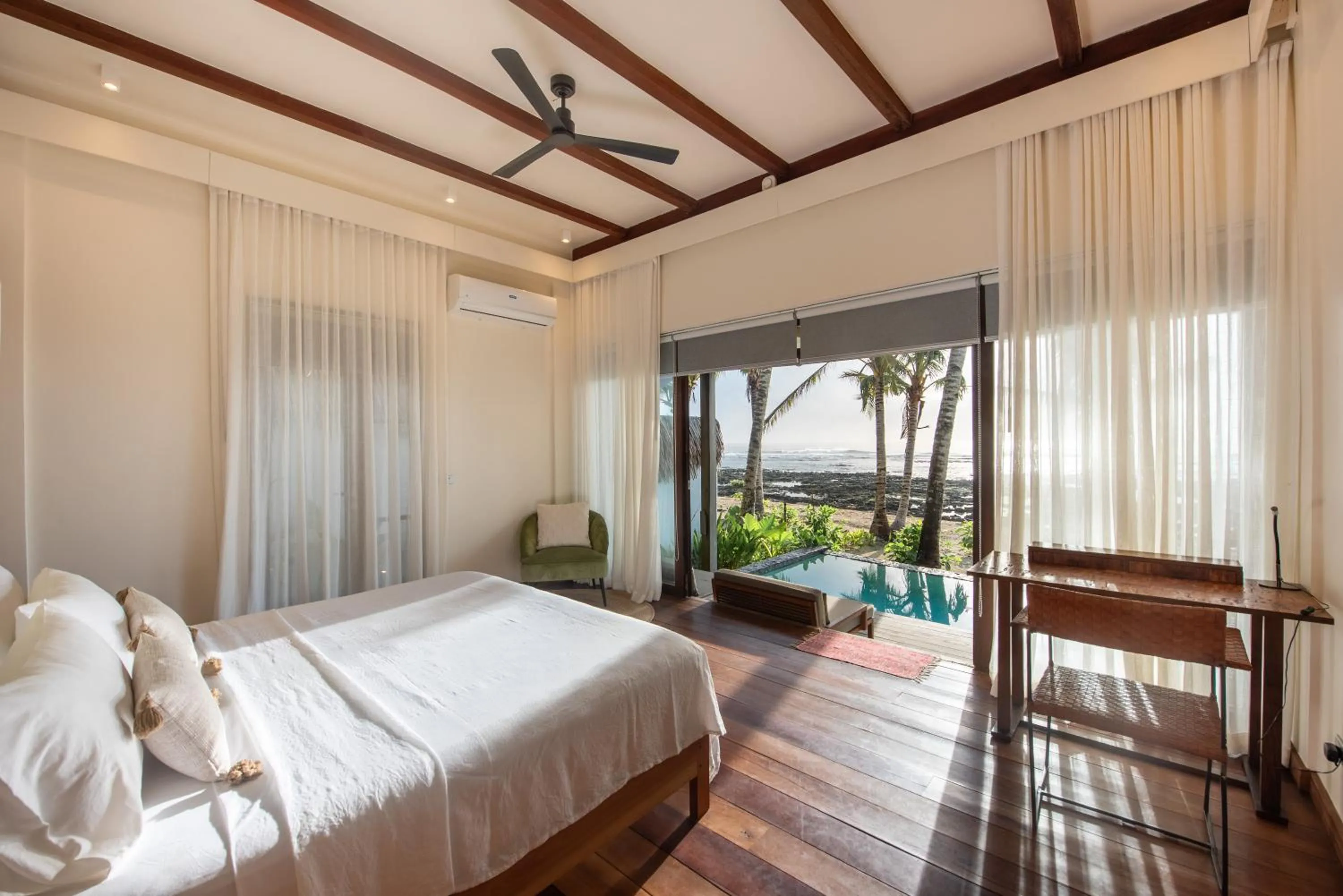 View (from property/room), Bed in L'Osteria Luxe Beachfront B&B