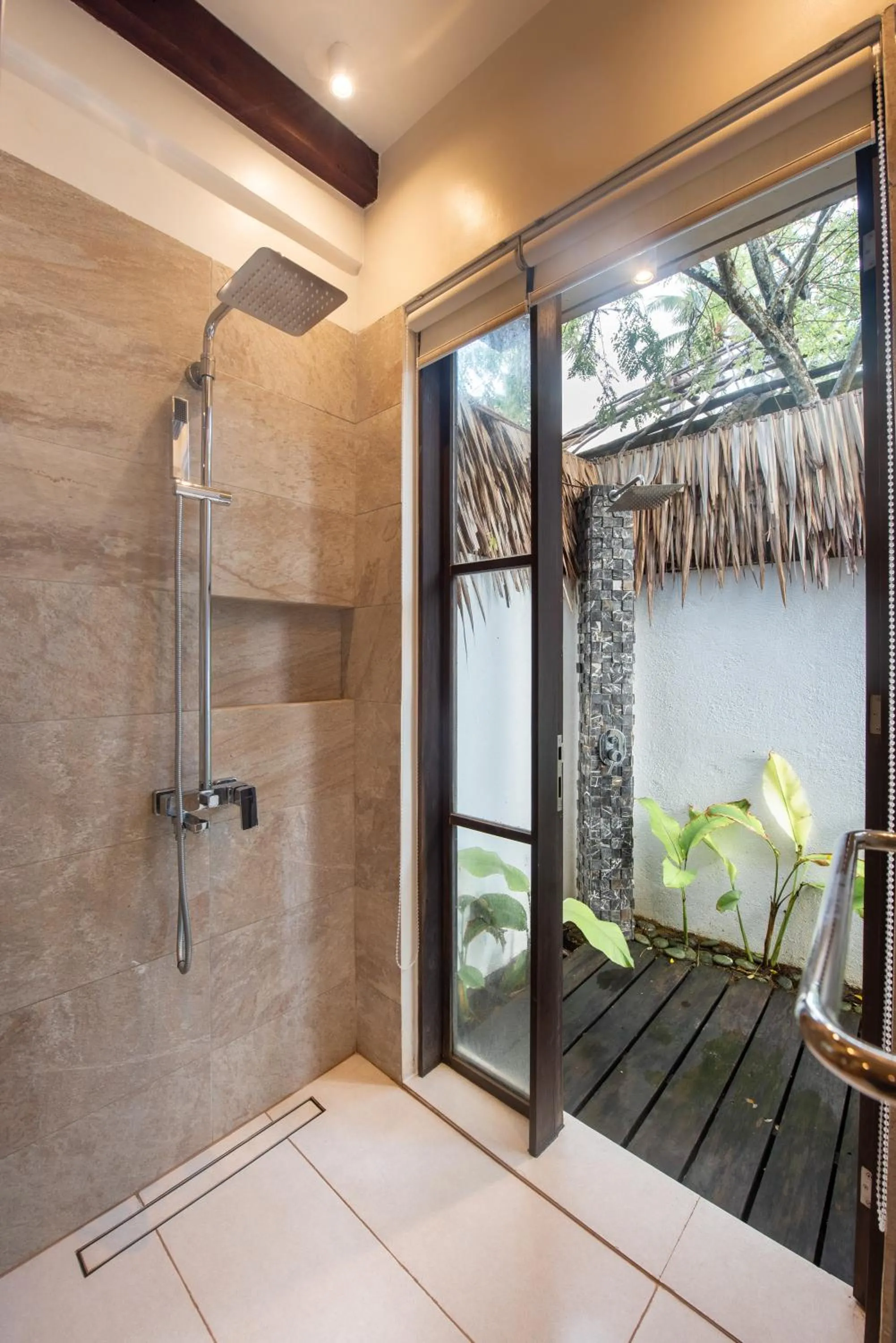 Shower in L'Osteria Luxe Beachfront B&B