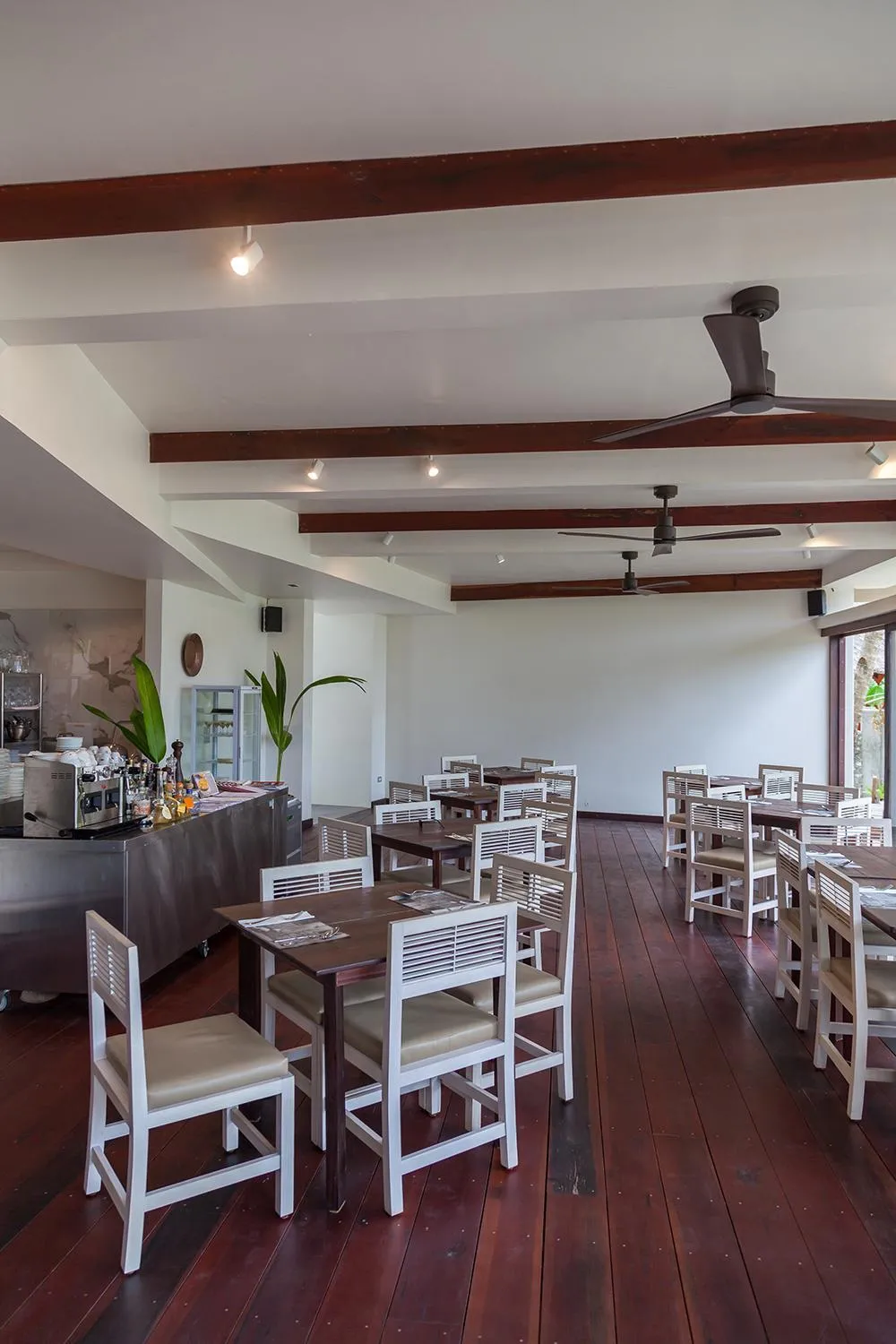 Restaurant/places to eat in L'Osteria Luxe Beachfront B&B