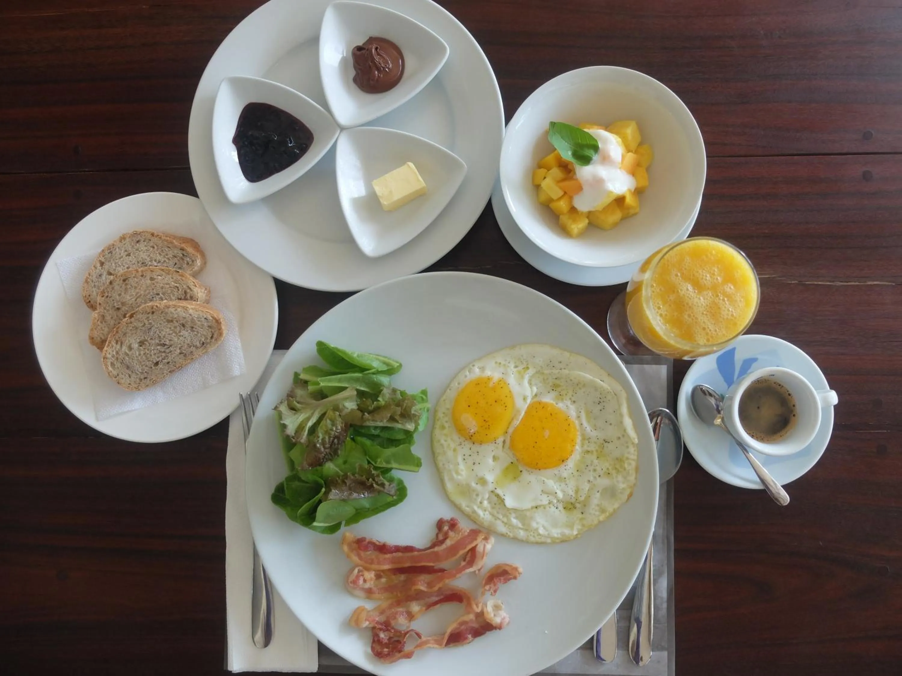 Breakfast in L'Osteria Luxe Beachfront B&B