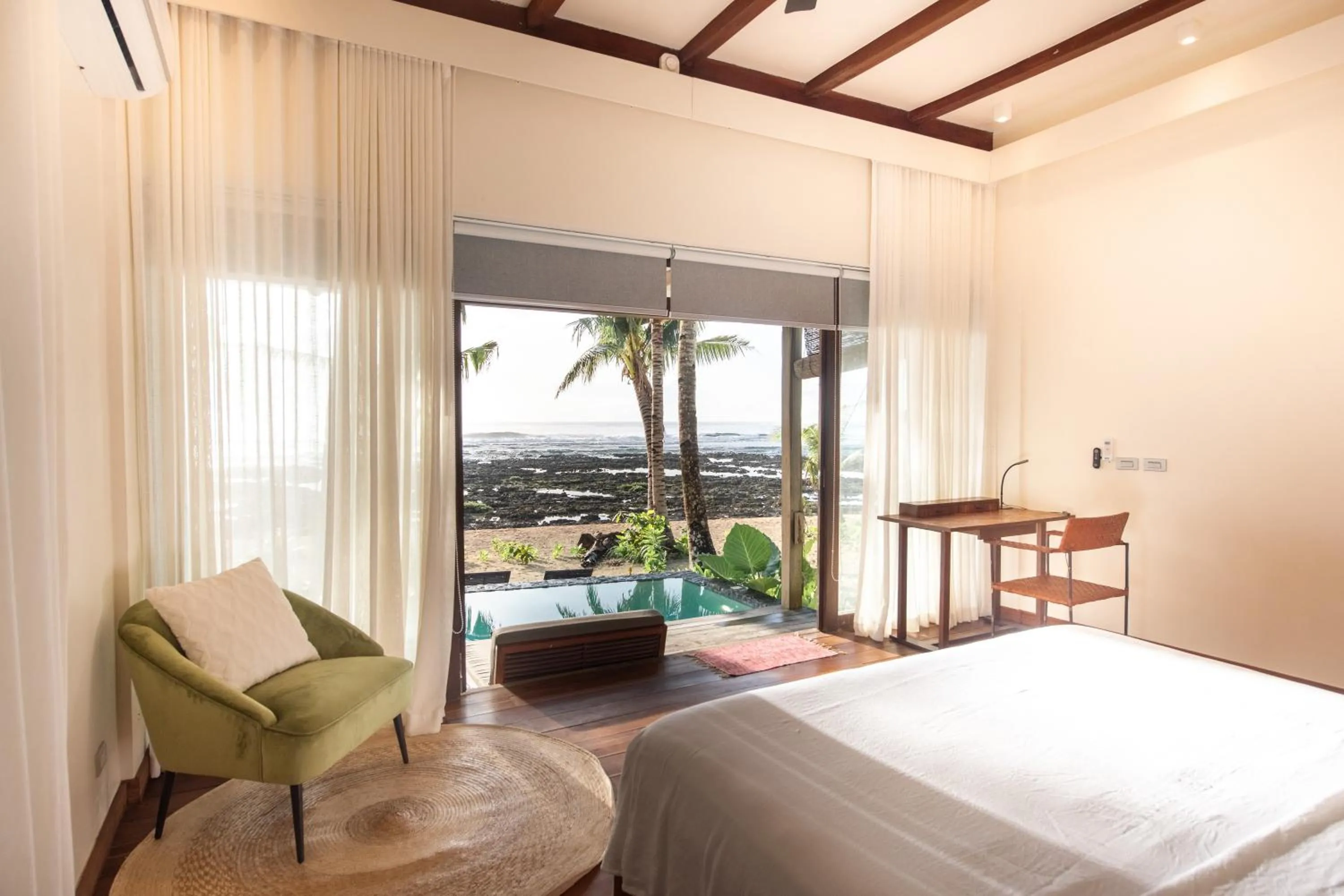 View (from property/room), Bed in L'Osteria Luxe Beachfront B&B