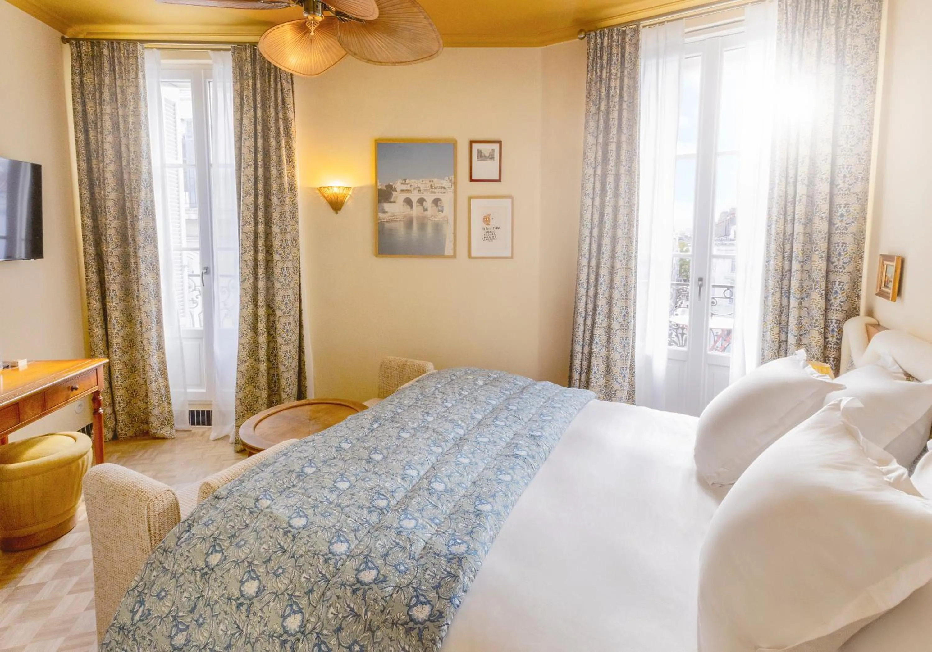 Bedroom, Bed in Hôtel Amista Marseille - ancien Hôtel Saint Louis - Vieux Port