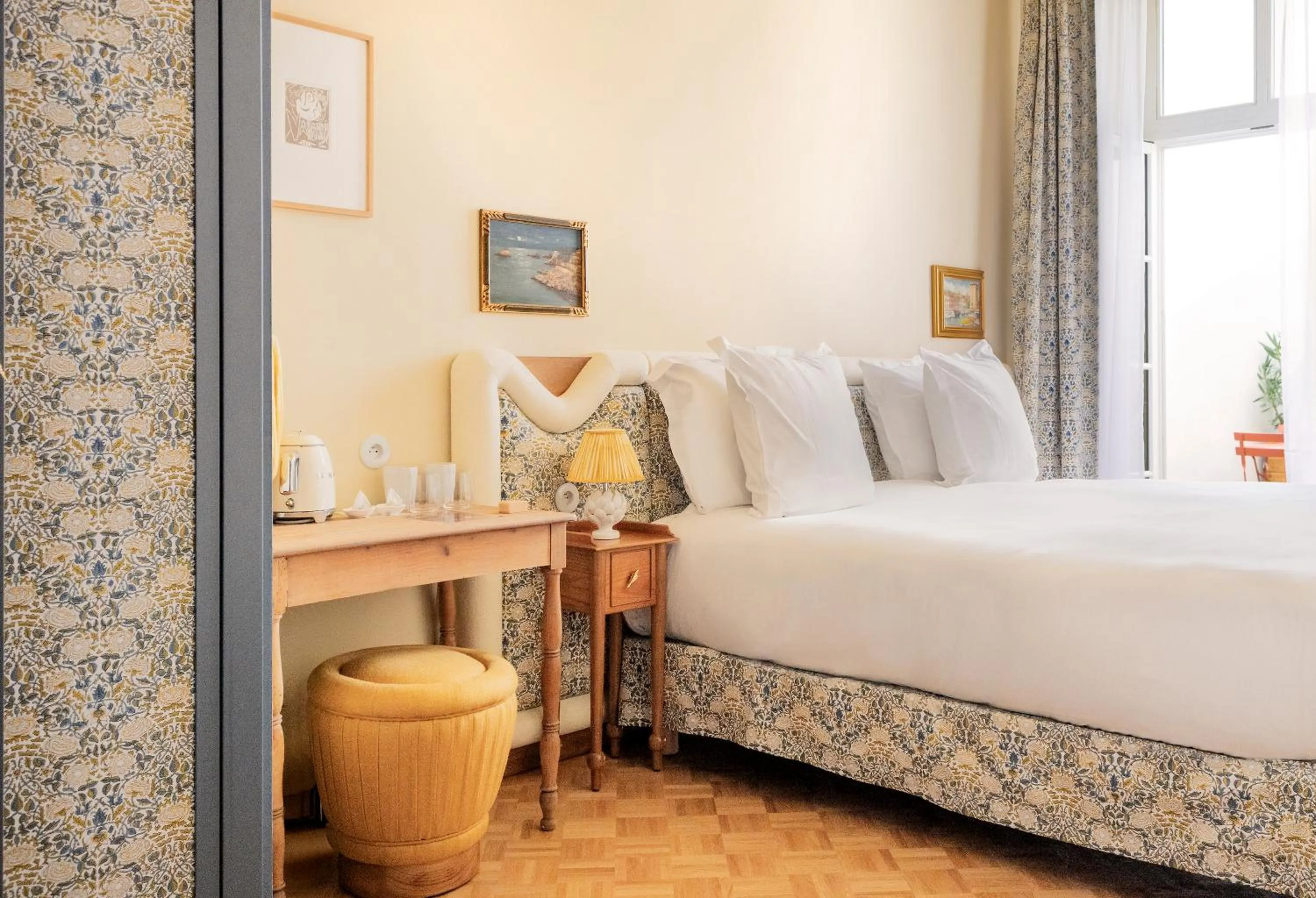 Bedroom, Bed in Hôtel Amista Marseille - ancien Hôtel Saint Louis - Vieux Port