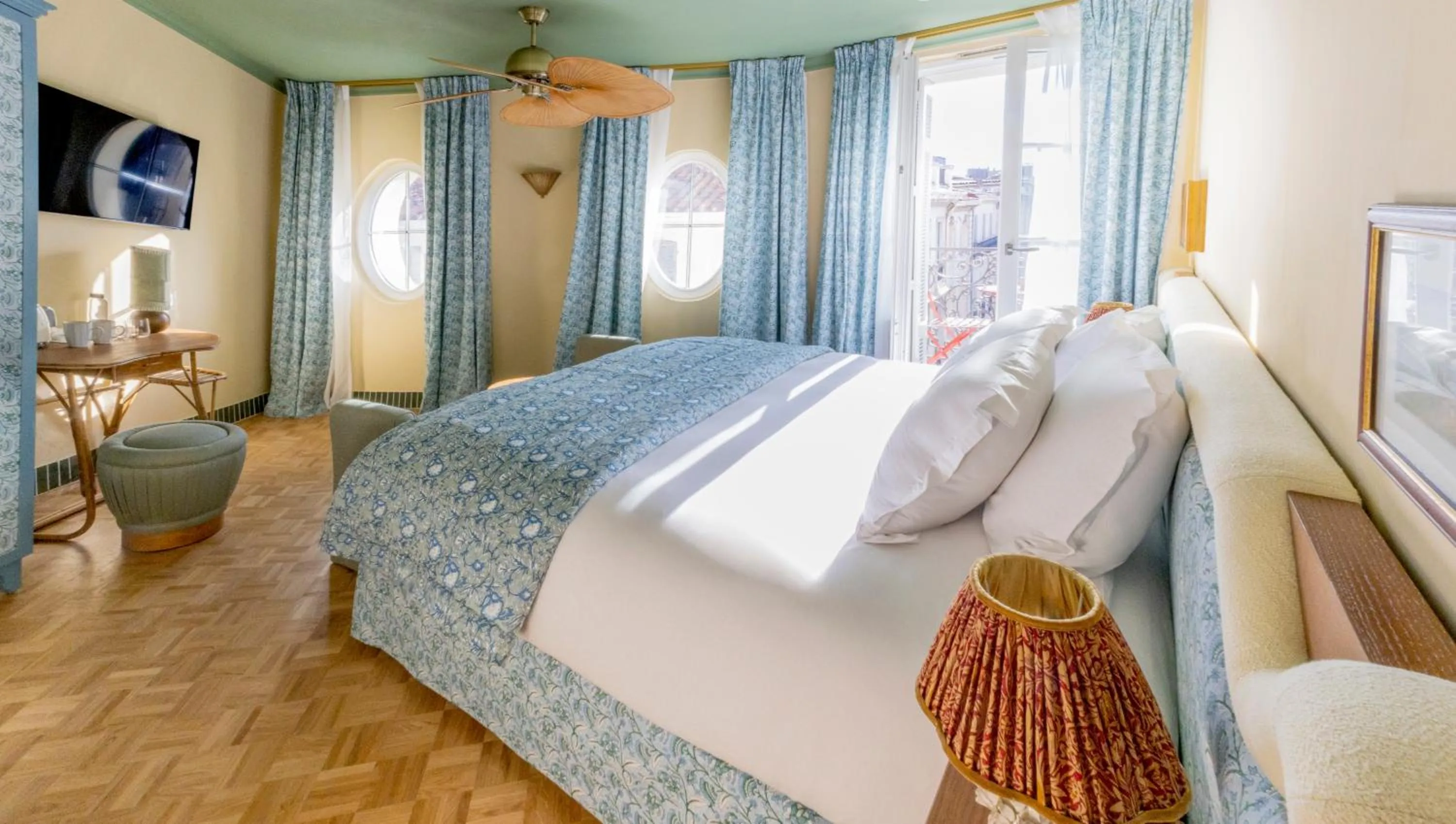 Bedroom, Bed in Hôtel Amista Marseille - ancien Hôtel Saint Louis - Vieux Port