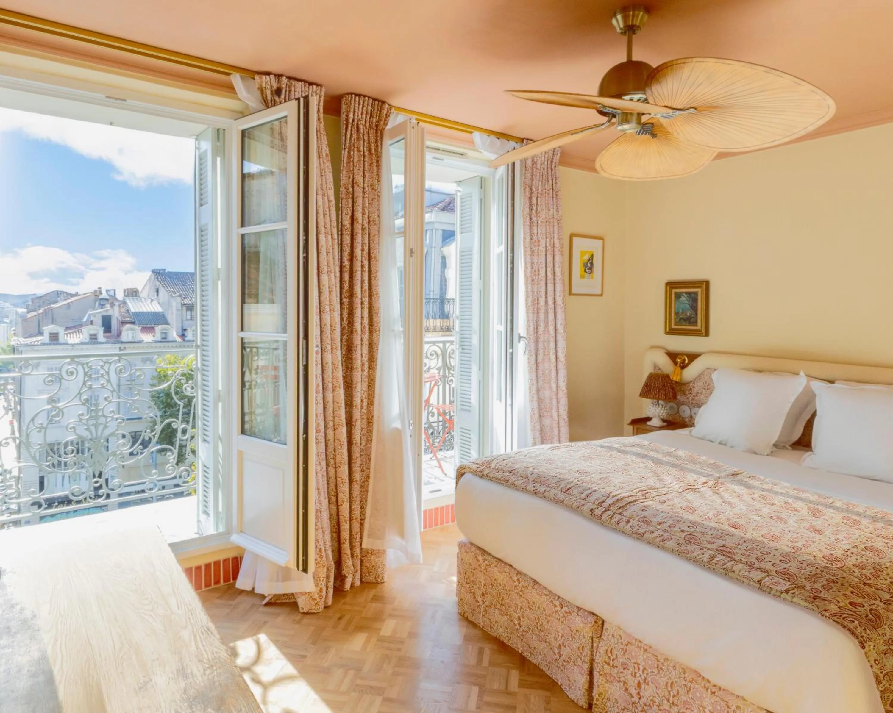 Bedroom, Bed in Hôtel Amista Marseille - ancien Hôtel Saint Louis - Vieux Port