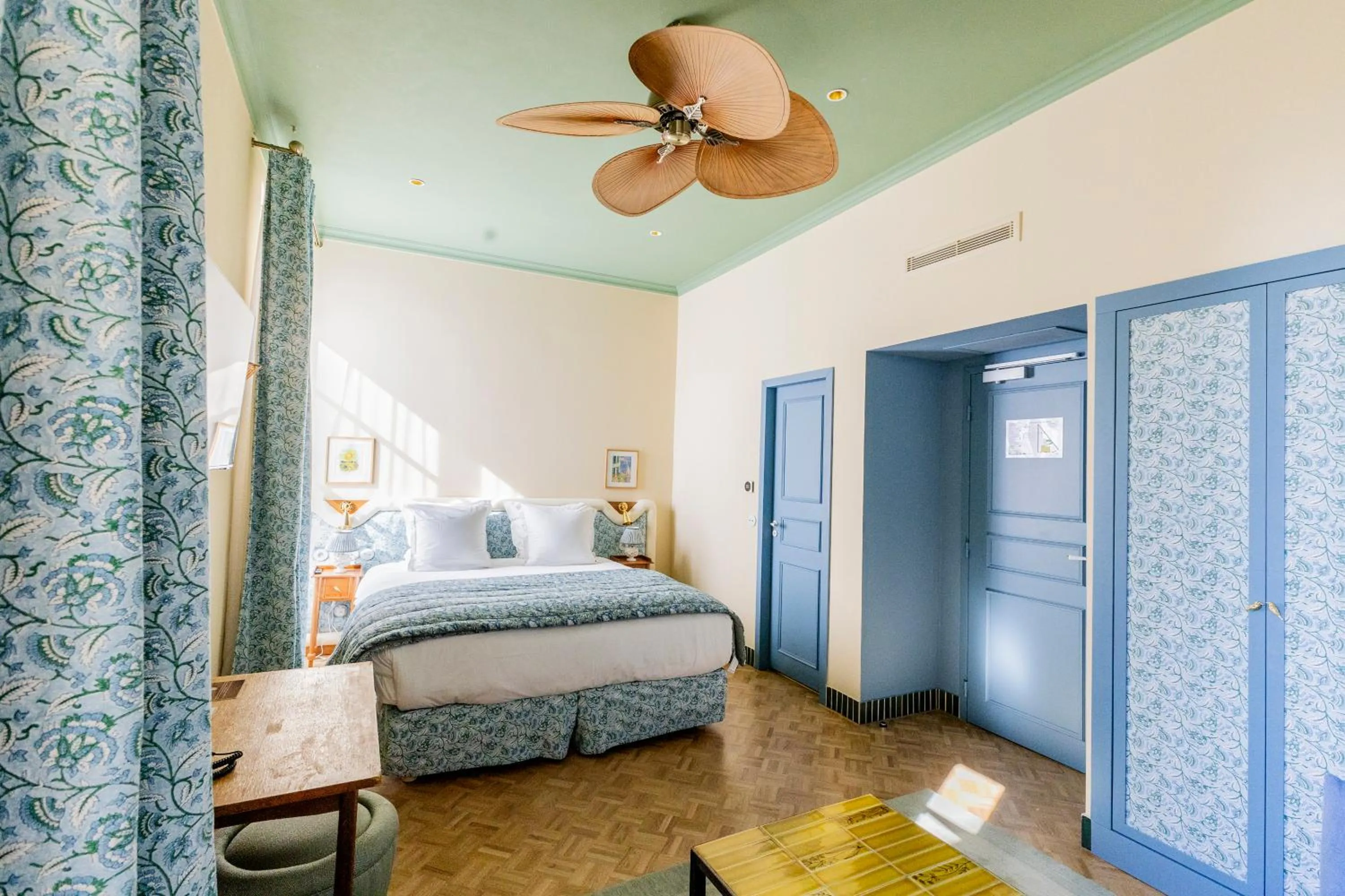 Bedroom, Bed in Hôtel Amista Marseille - ancien Hôtel Saint Louis - Vieux Port