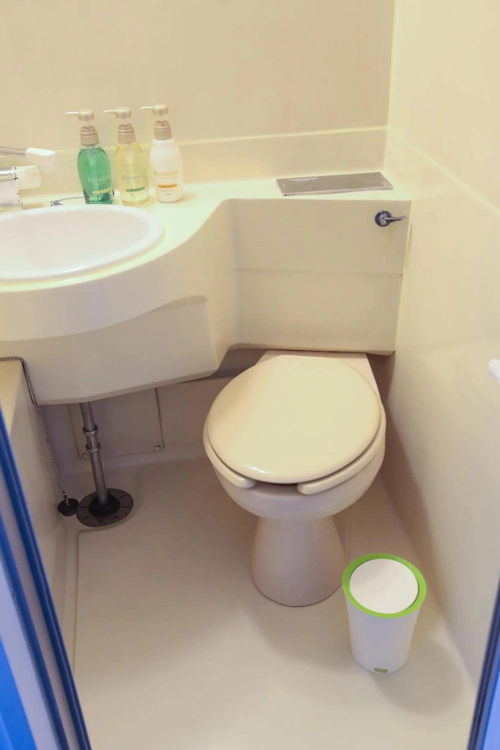 N33 Hakata Sta Riverside