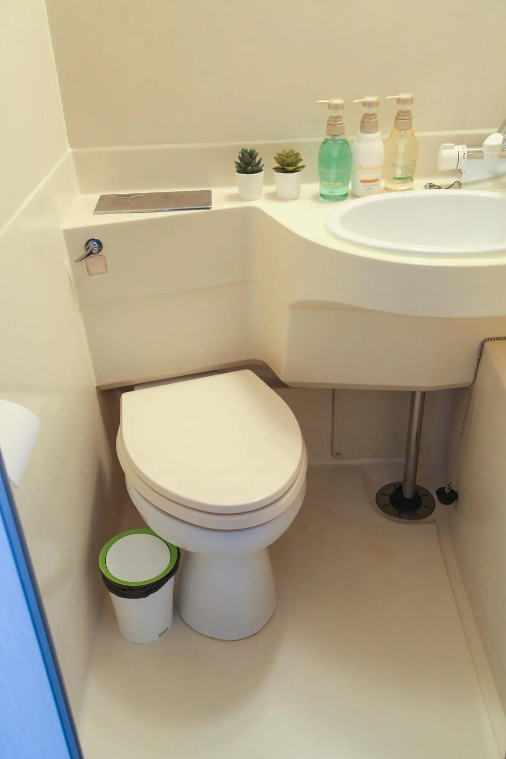 N33 Hakata Sta Riverside