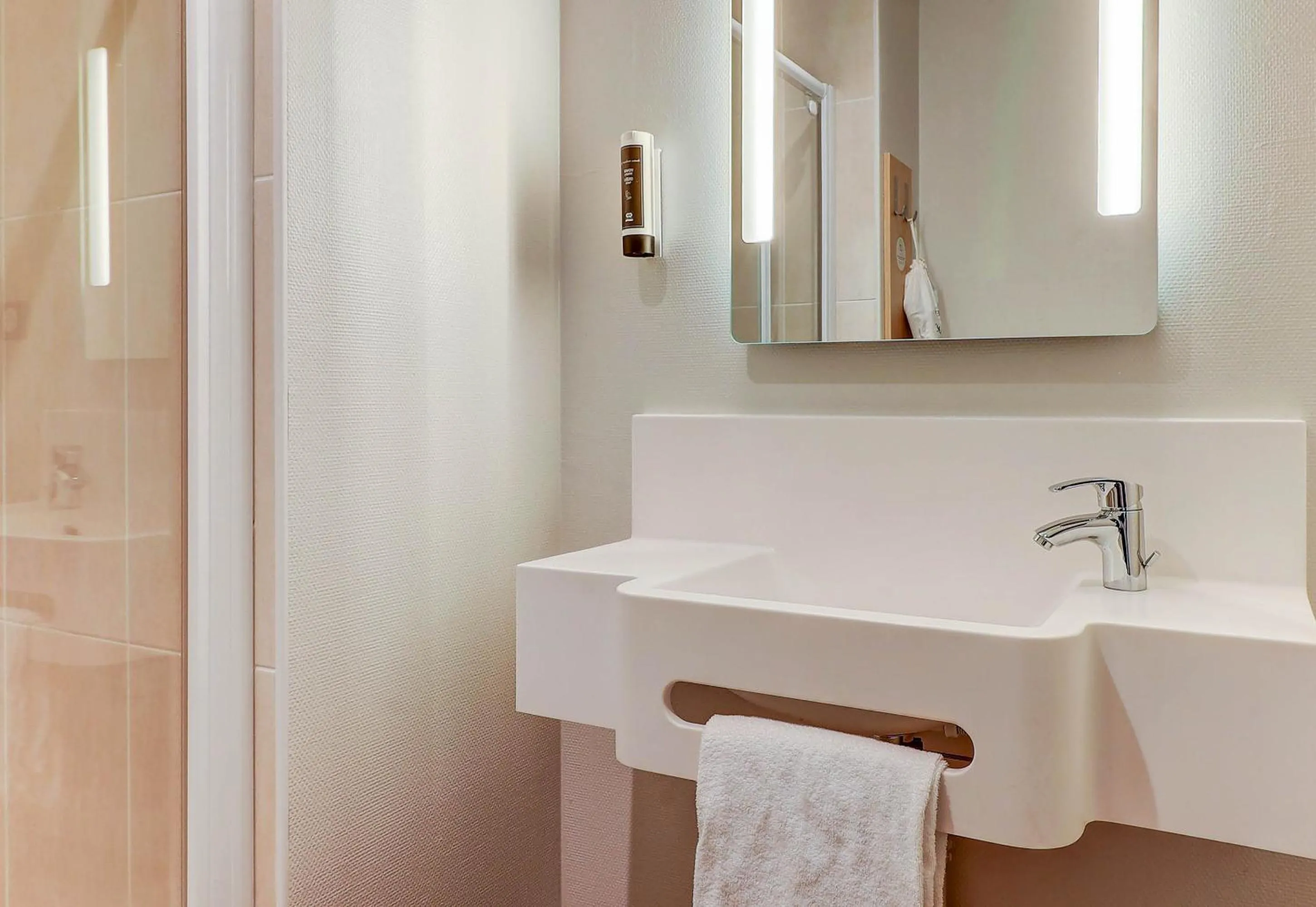 Bathroom in B&B HOTEL Chaumont