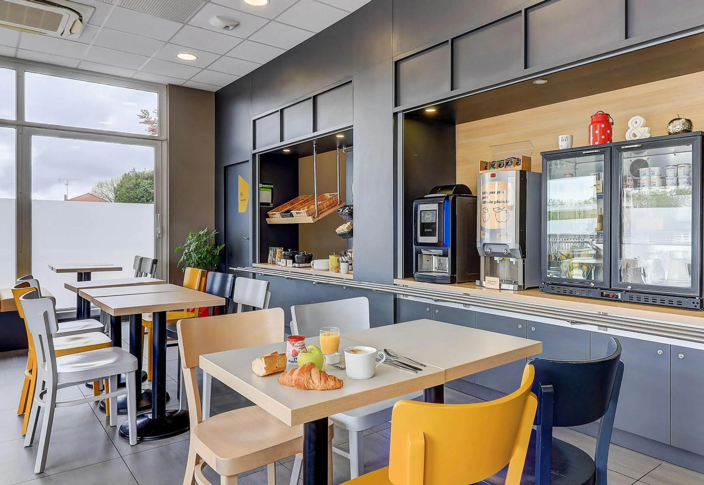 Restaurant/places to eat in B&B HOTEL Chaumont