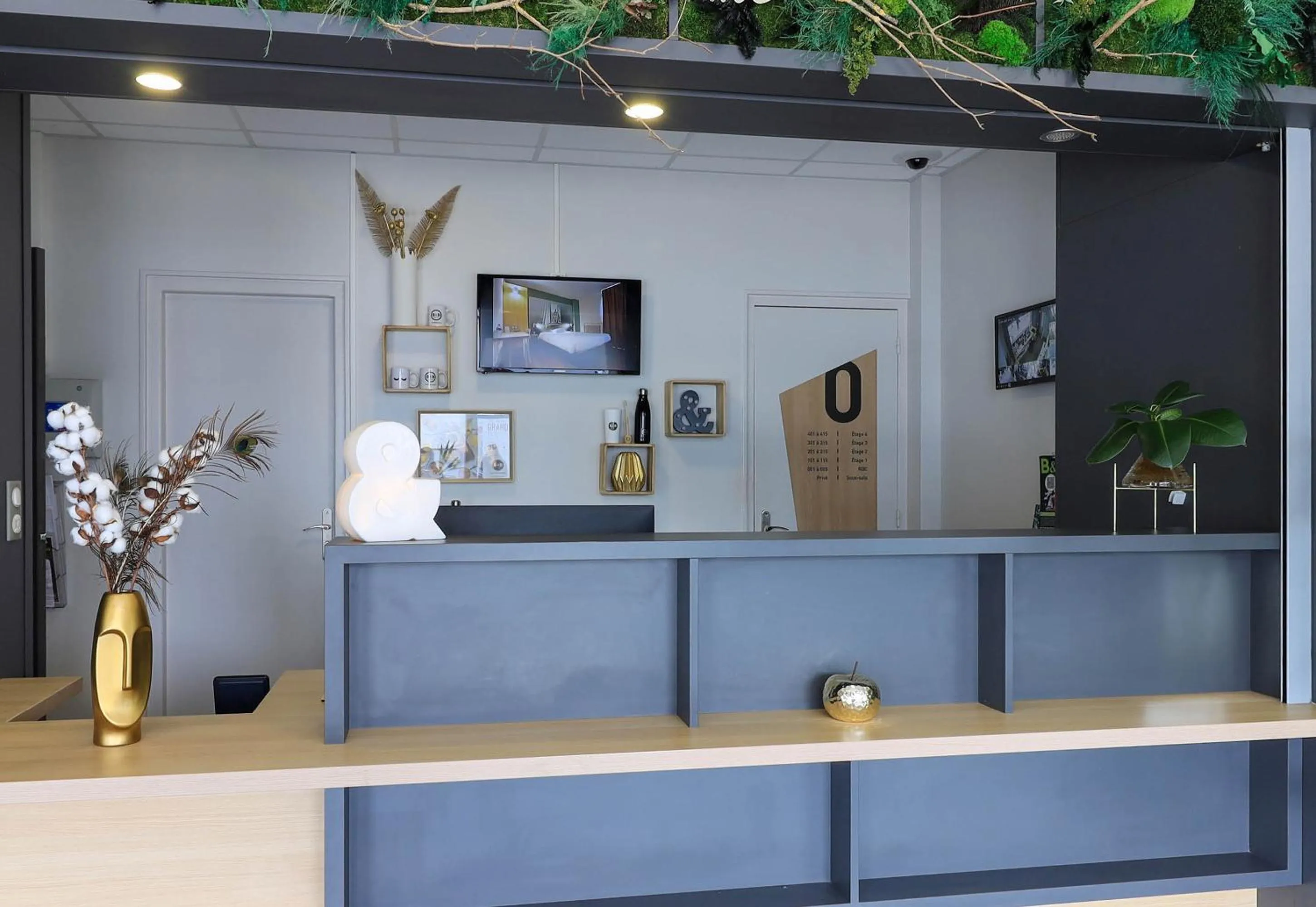 Lobby or reception in B&B HOTEL Chaumont