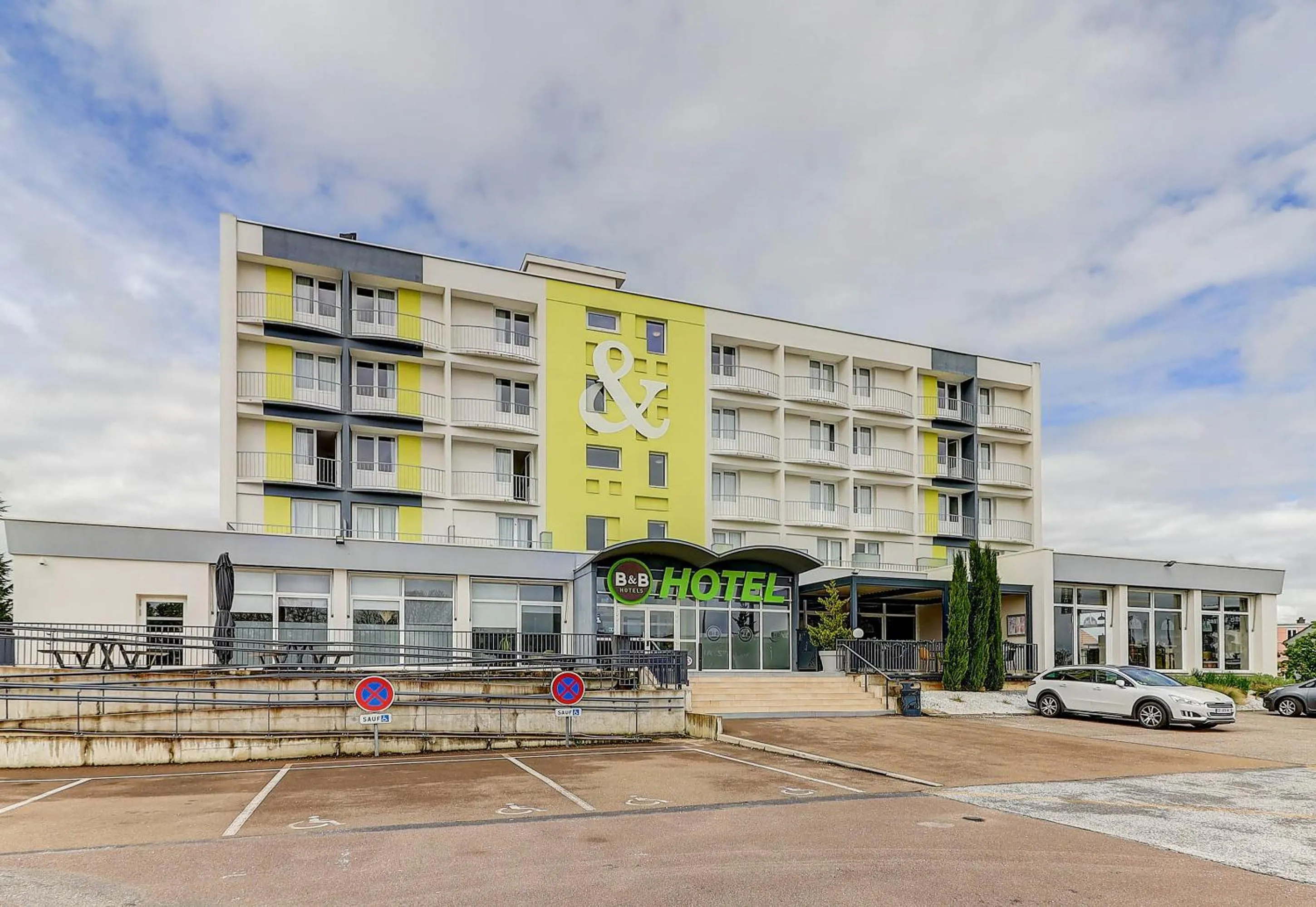 Property building in B&B HOTEL Chaumont