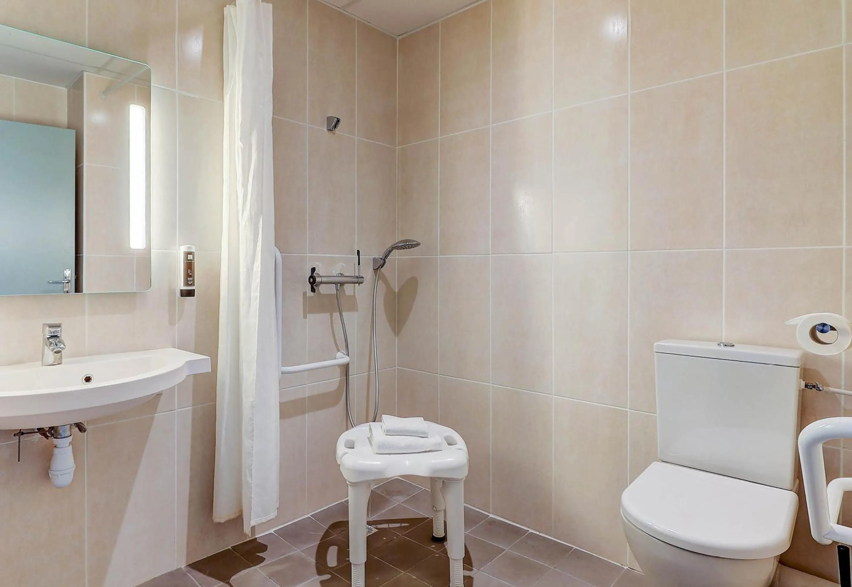 Bathroom in B&B HOTEL Chaumont