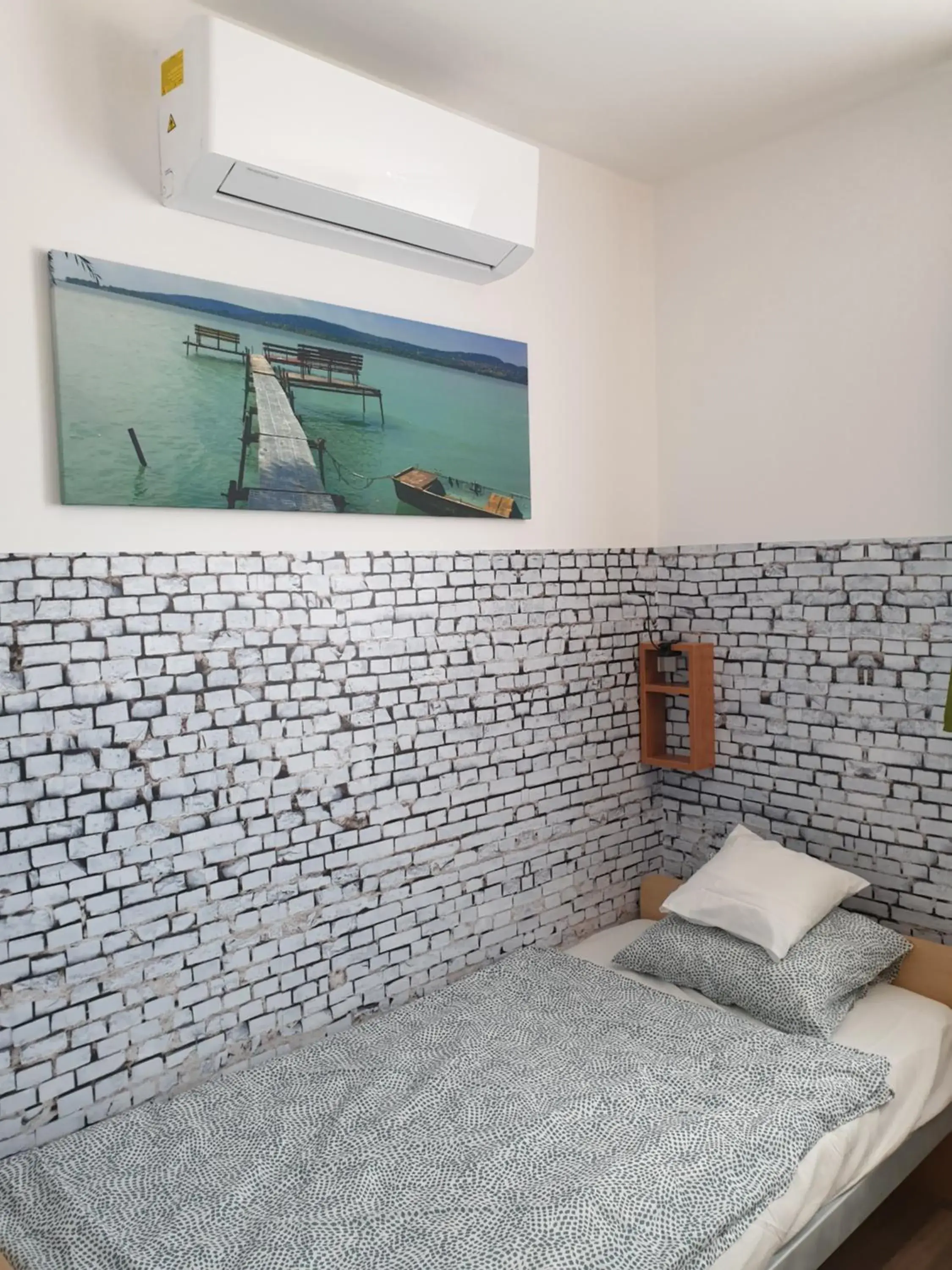 Single Room with Bathroom - single occupancy in Kid Família Panzió Balatonszárszó Single Room with Bathroom - single occupancy in Kid Família Panzió Balatonszárszó