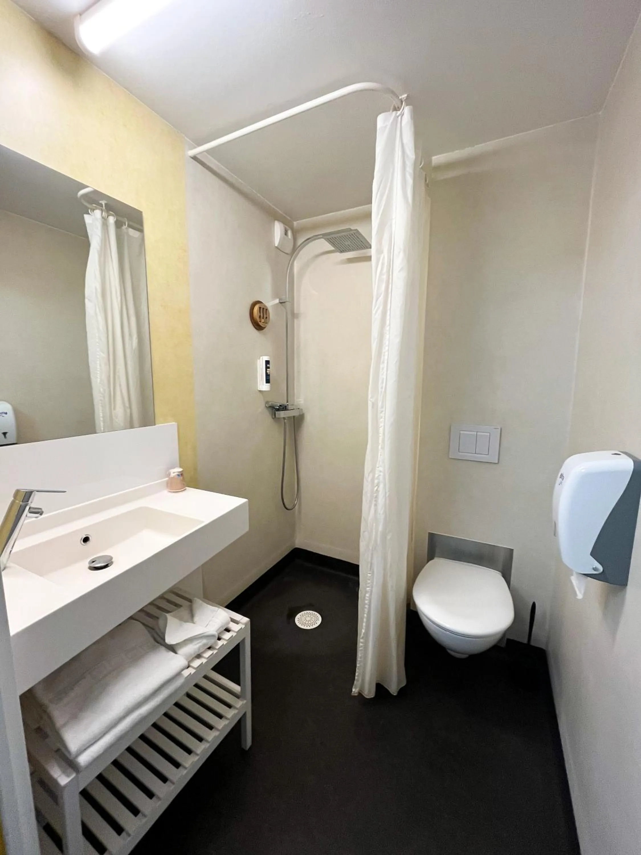 Bathroom in The People - Tours