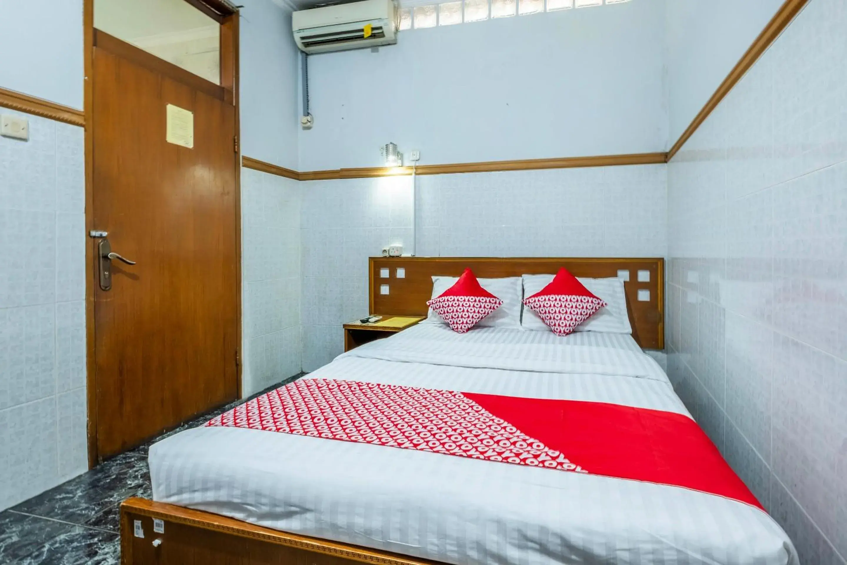 Deluxe Double Room in Collection O Kebon Jeruk Near Taman Balai Kota Deluxe Double Room in Collection O Kebon Jeruk Near Taman Balai Kota