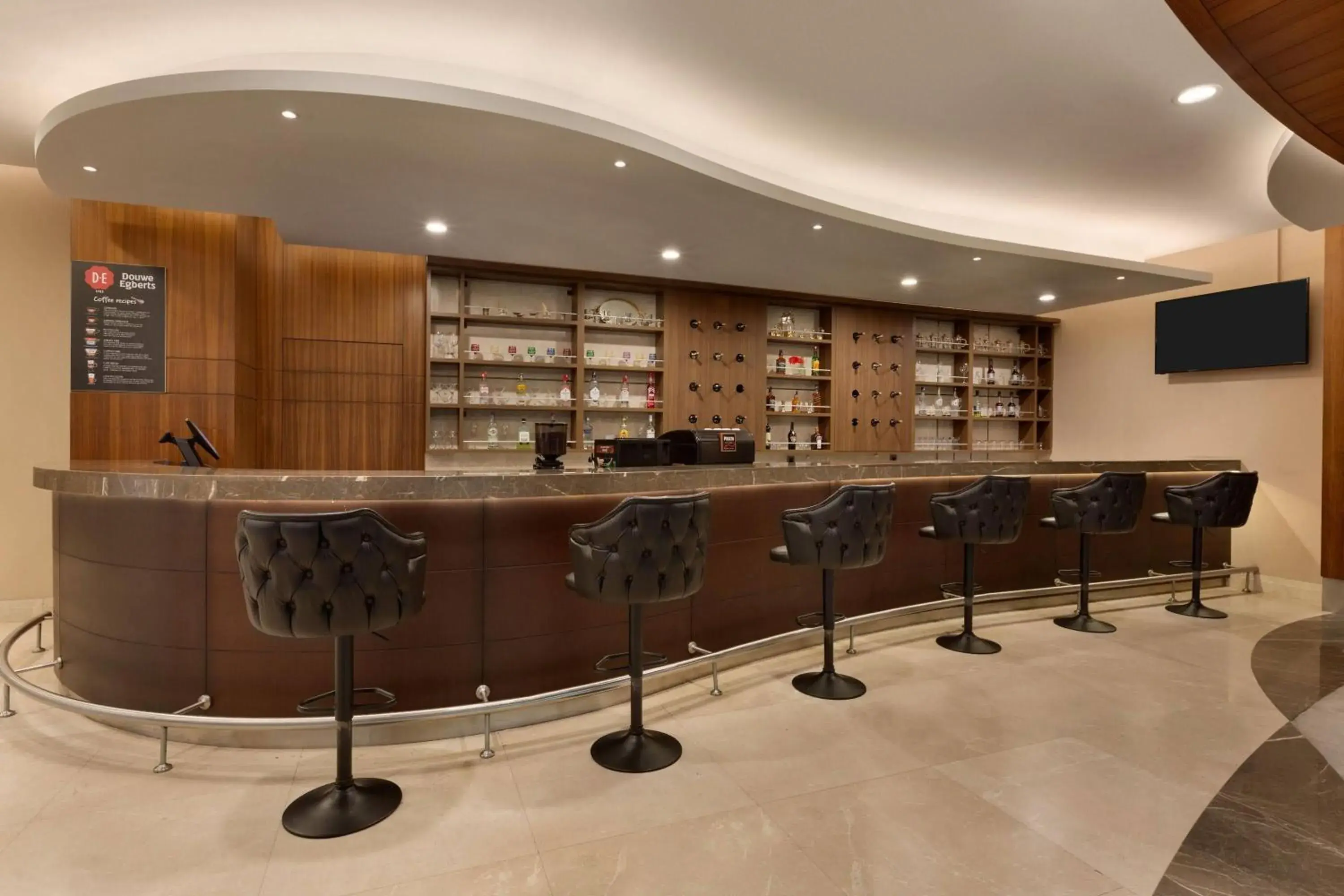 Lounge or bar in La Quinta by Wyndham Istanbul Gunesli Lounge or bar in La Quinta by Wyndham Istanbul Gunesli