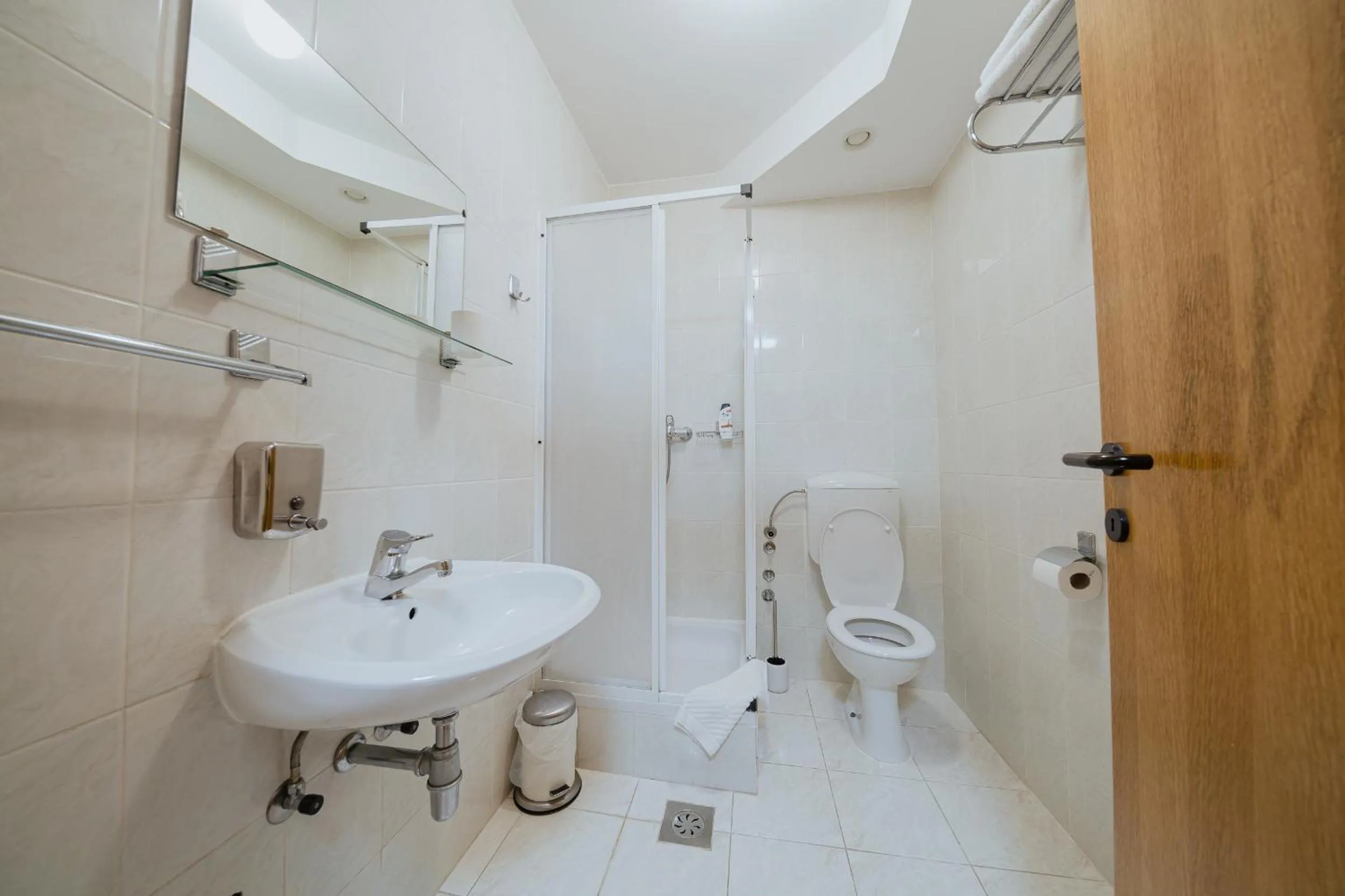 Shower in Hotel Maj Inn