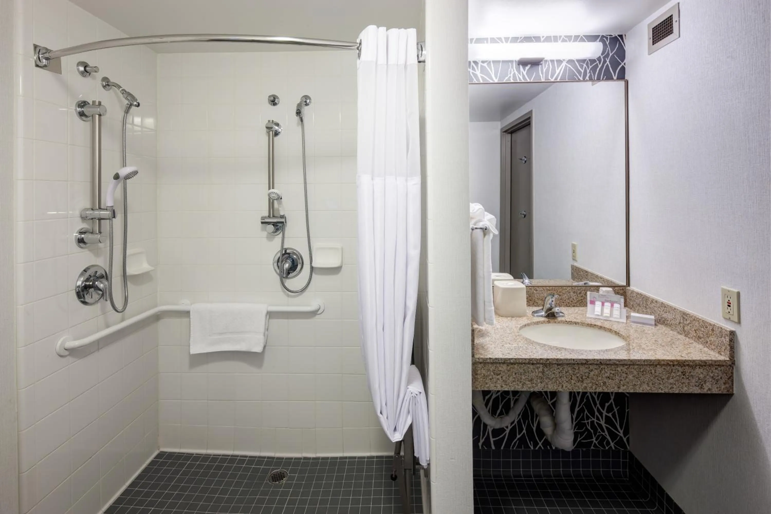 Bathroom in Hilton Garden Inn Sacramento/South Natomas