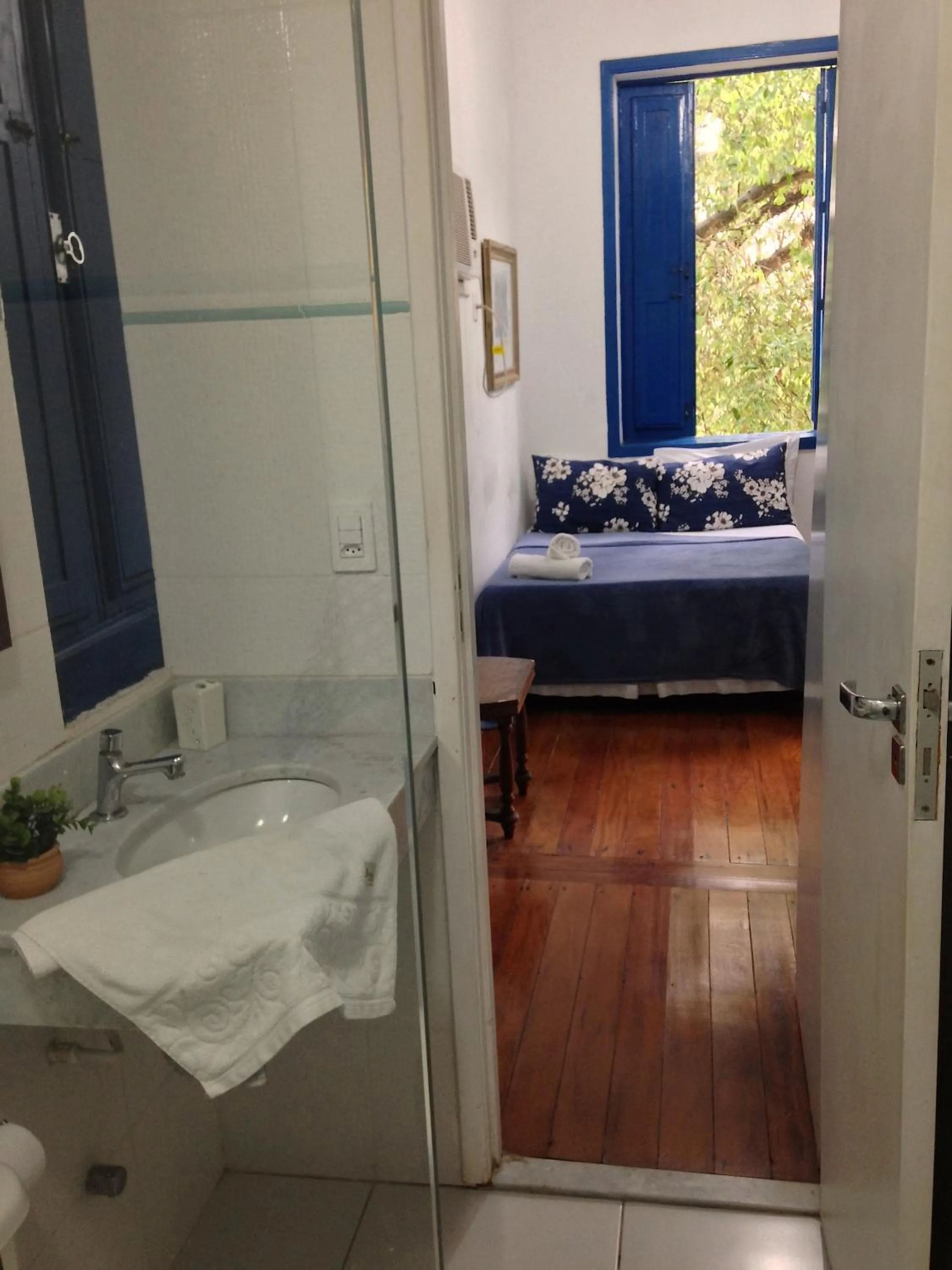 View (from property/room), Bed in Brasileranza Hostel