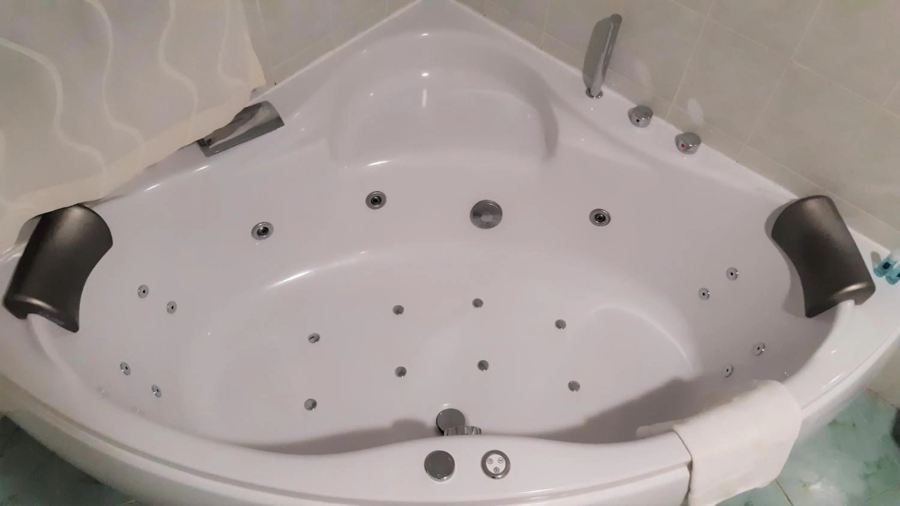 Hot Tub in Hostal Petit Príncep