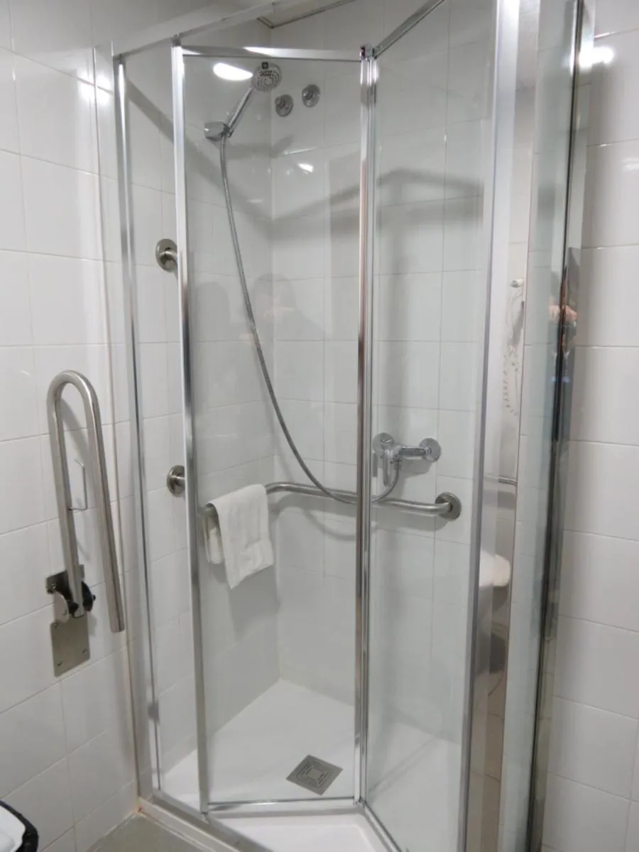 Shower in Hostal Petit Príncep