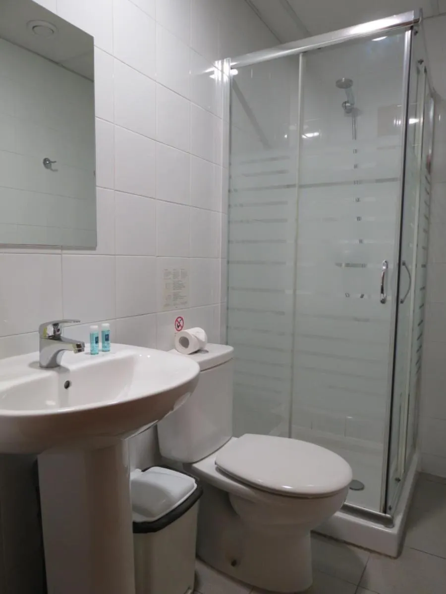 Shower in Hostal Petit Príncep