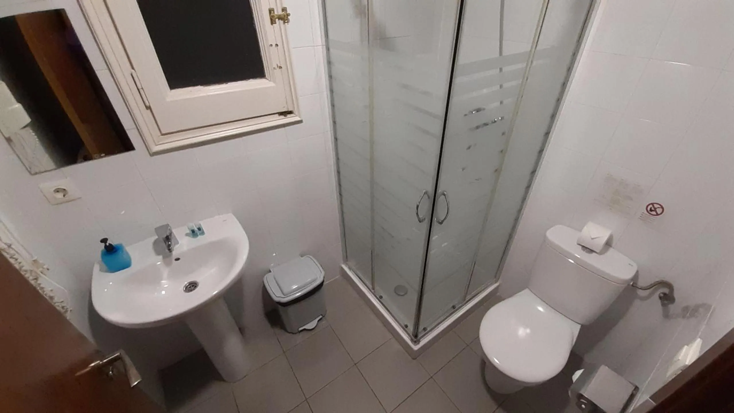 Shower in Hostal Petit Príncep