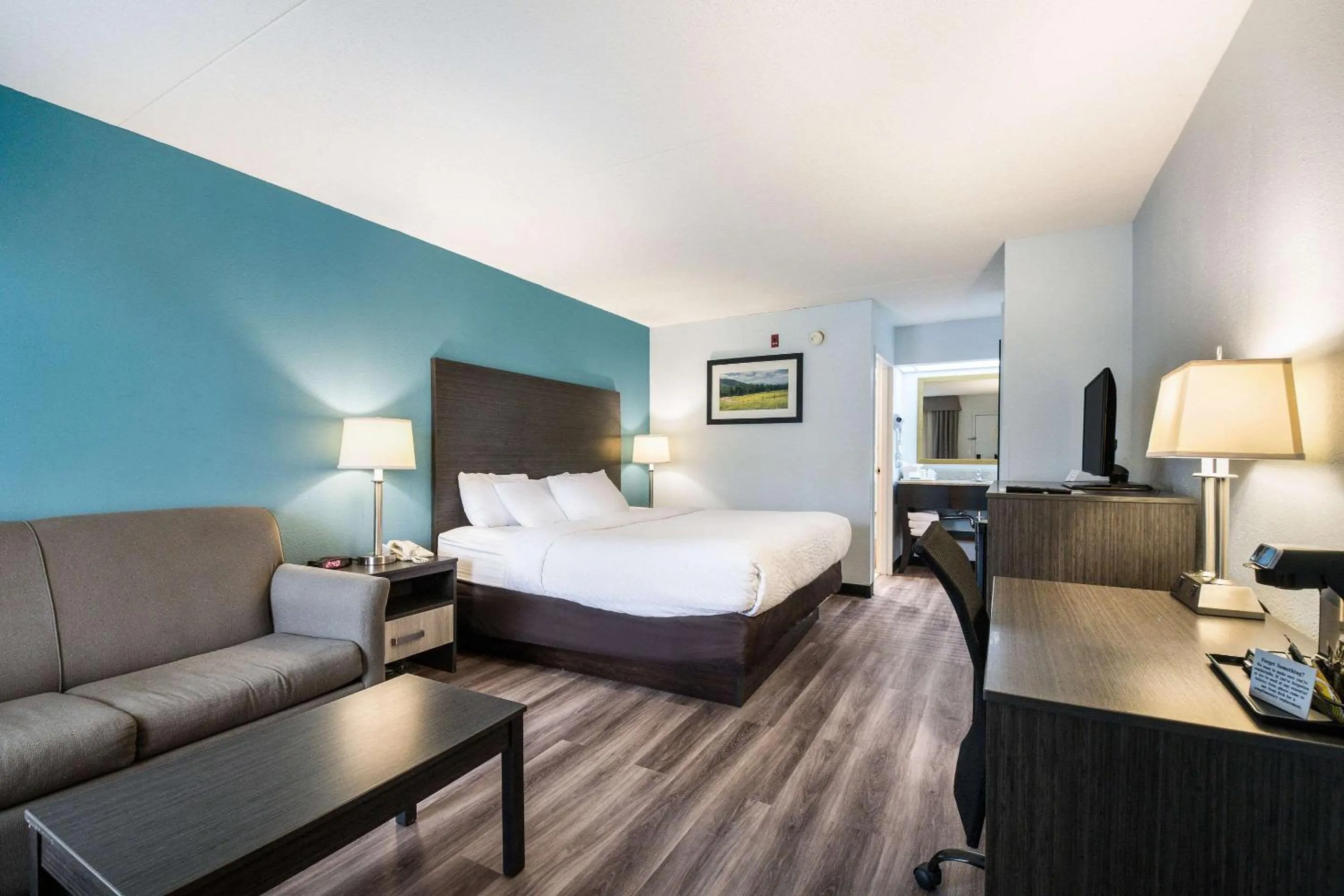 Bedroom, Bed in Clarion Inn Cleveland near University