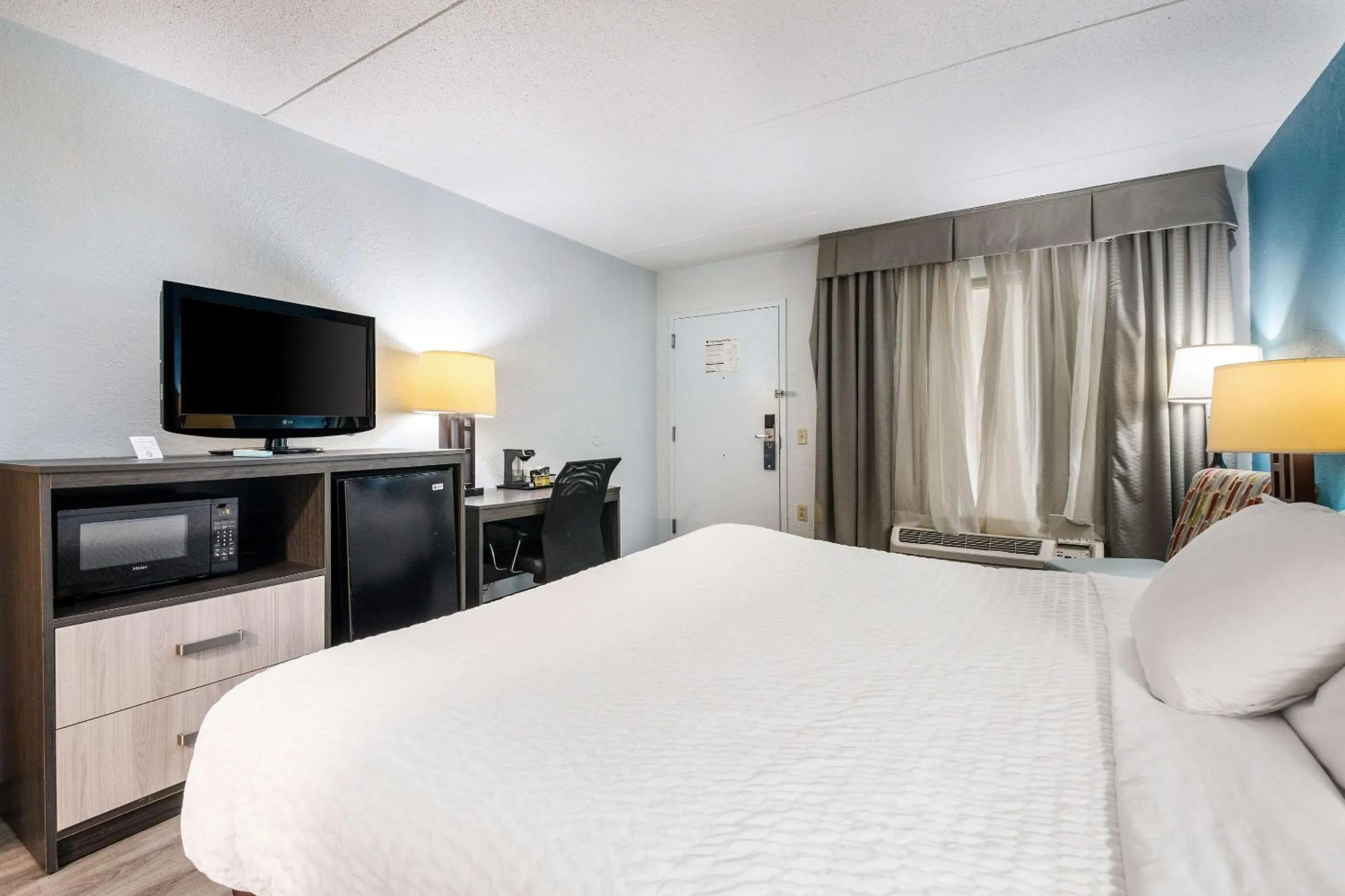 Bedroom, Bed in Clarion Inn Cleveland near University