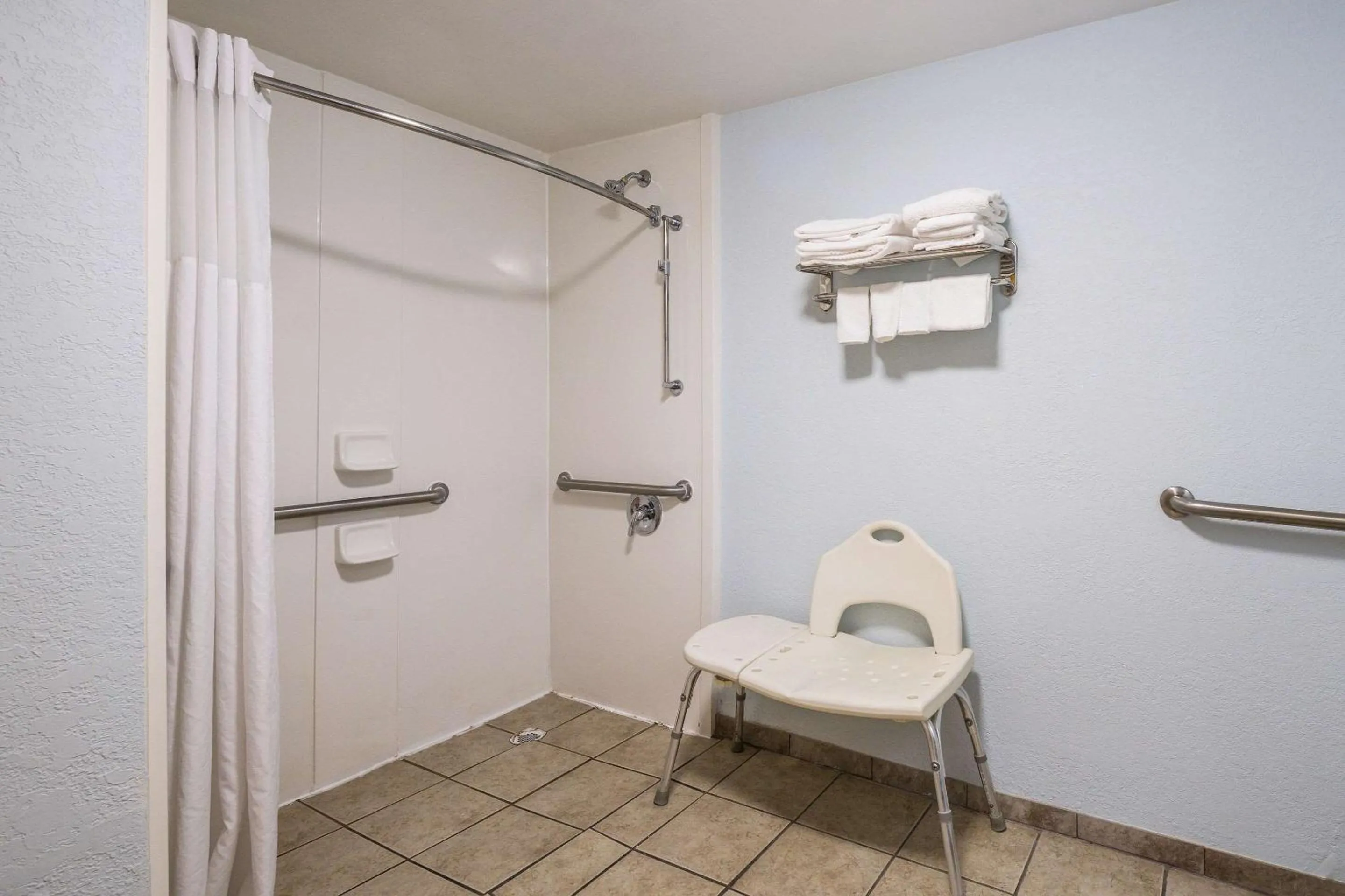 Bedroom in Clarion Inn Cleveland near University