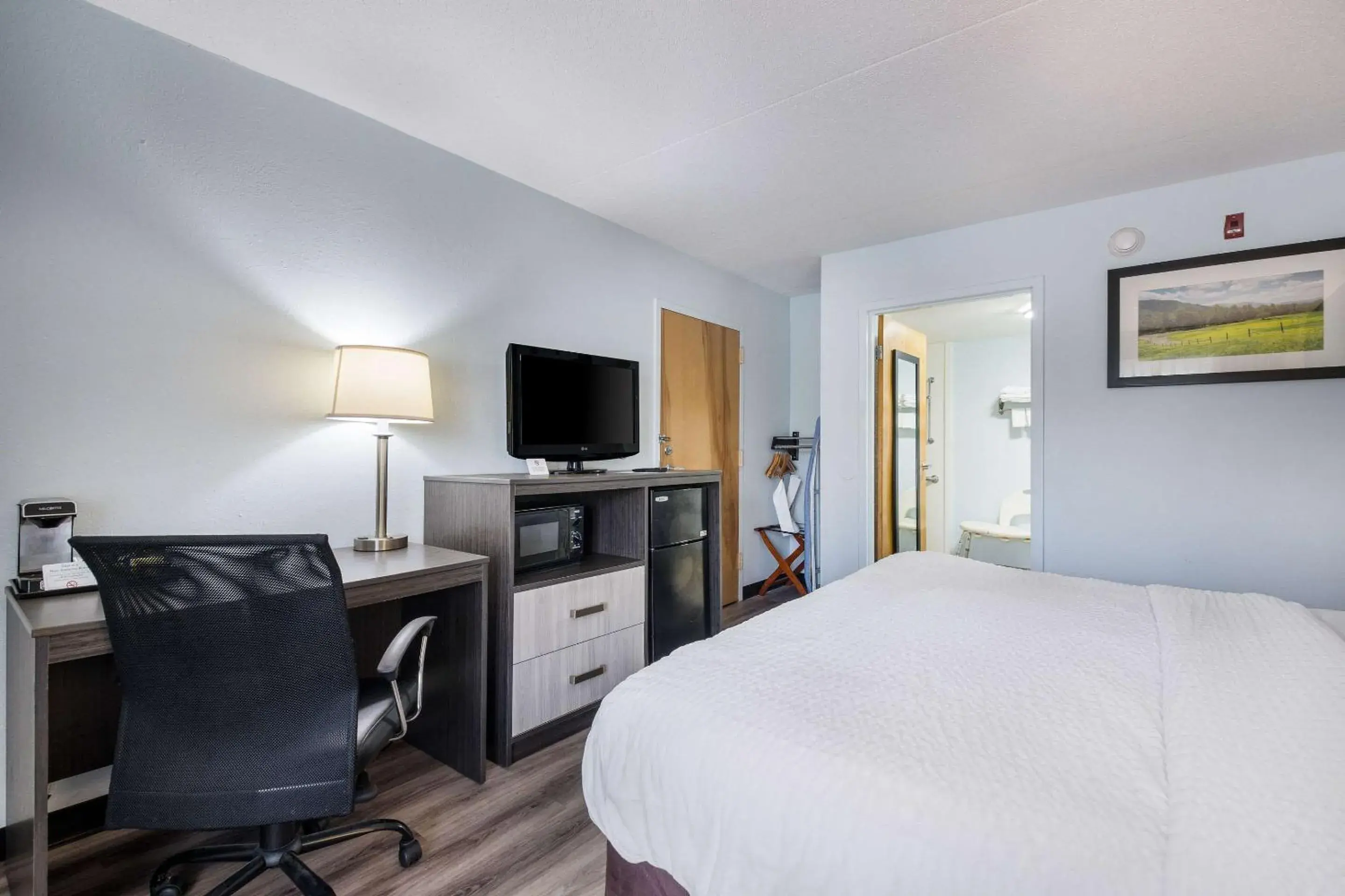 Bedroom, Bed in Clarion Inn Cleveland near University Bedroom, Bed in Clarion Inn Cleveland near University