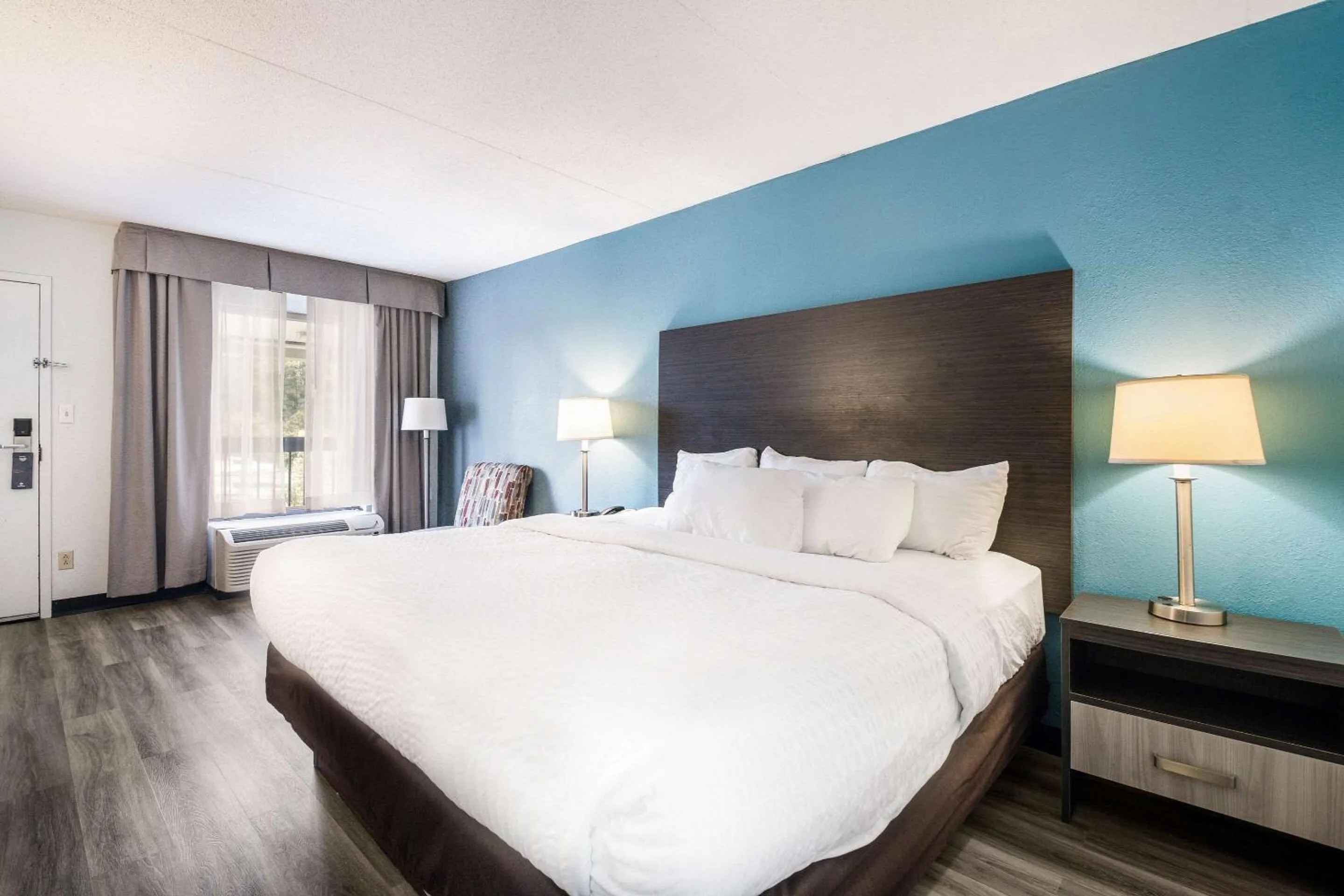 Bedroom, Bed in Clarion Inn Cleveland near University