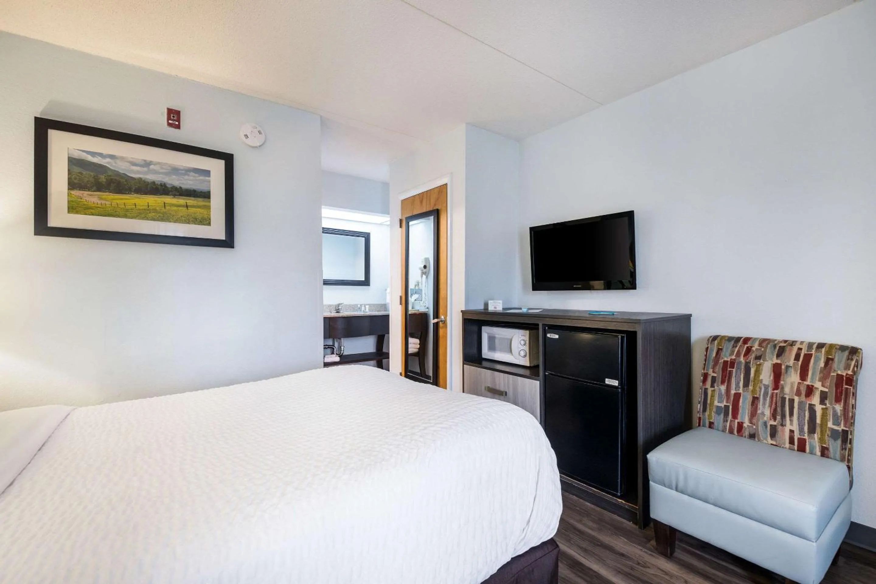 Bedroom, Bed in Clarion Inn Cleveland near University