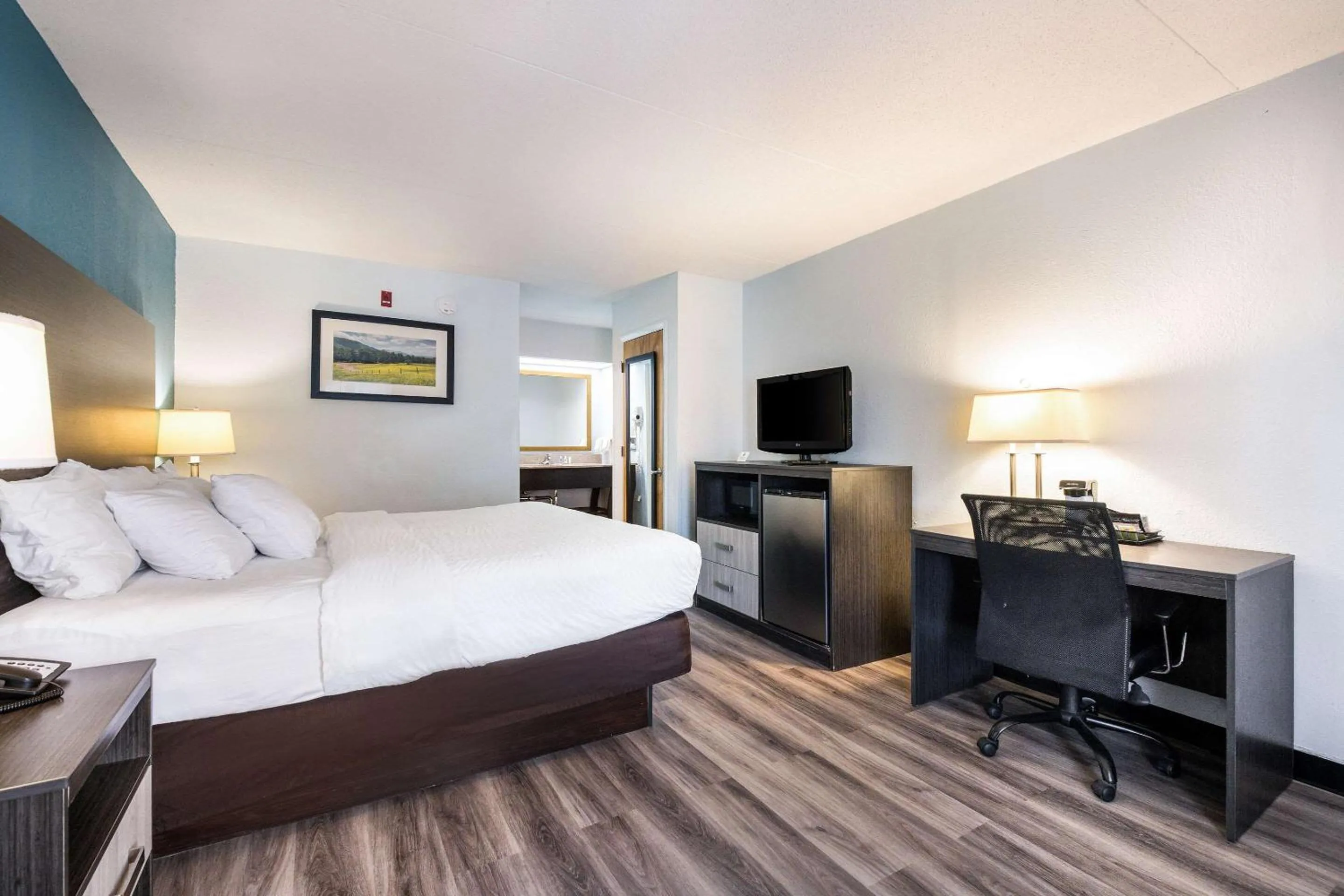 Bedroom, Bed in Clarion Inn Cleveland near University