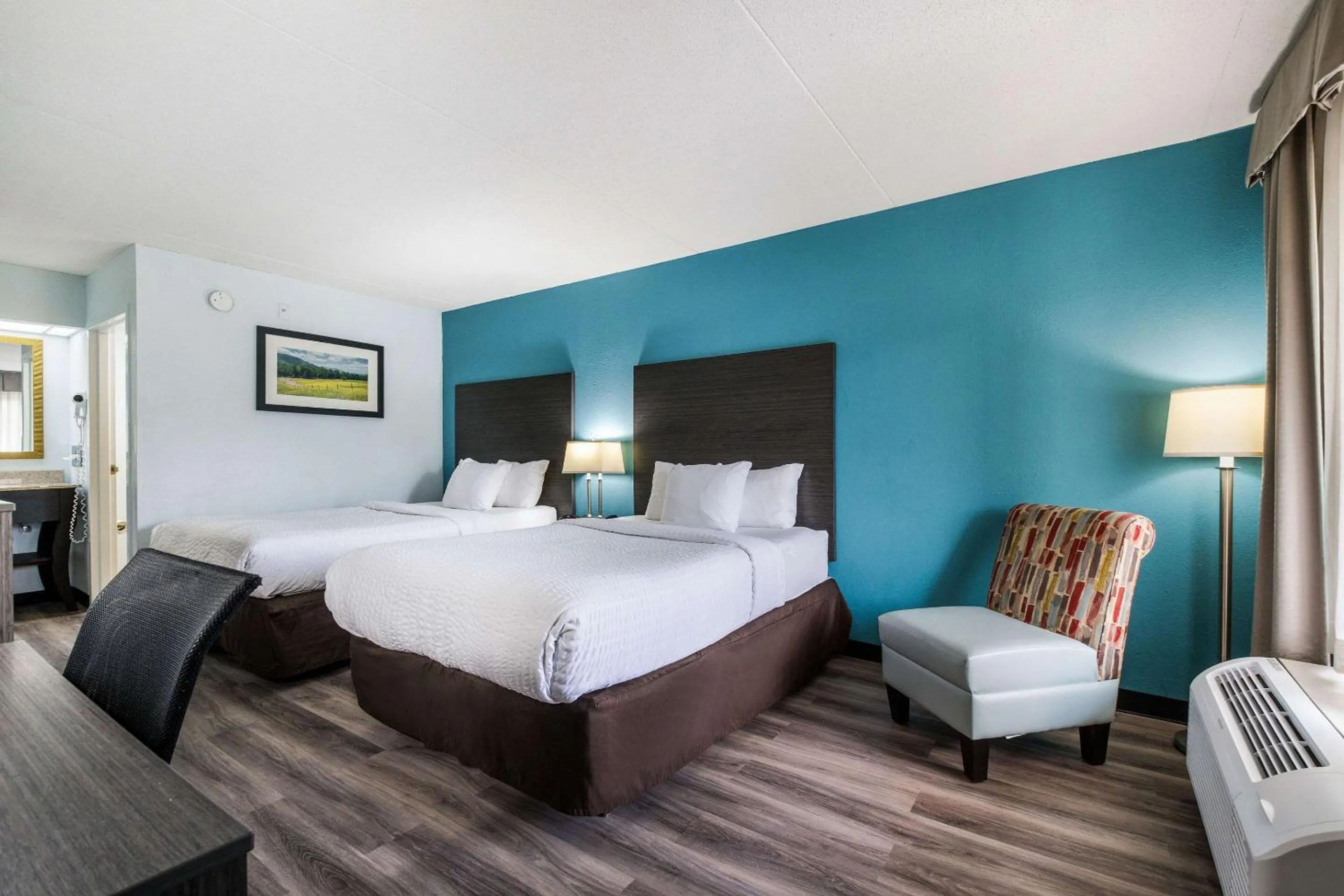 Bedroom, Bed in Clarion Inn Cleveland near University