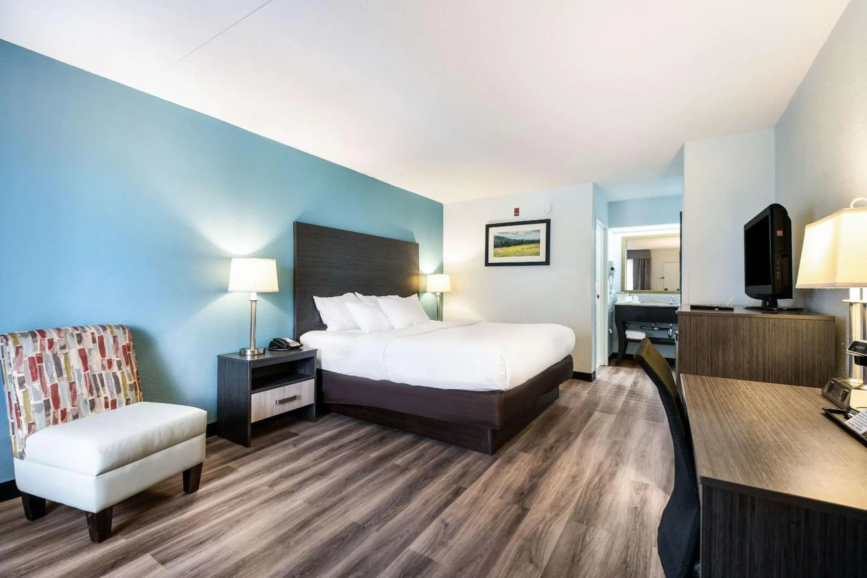 Bedroom, Bed in Clarion Inn Cleveland near University Bedroom, Bed in Clarion Inn Cleveland near University