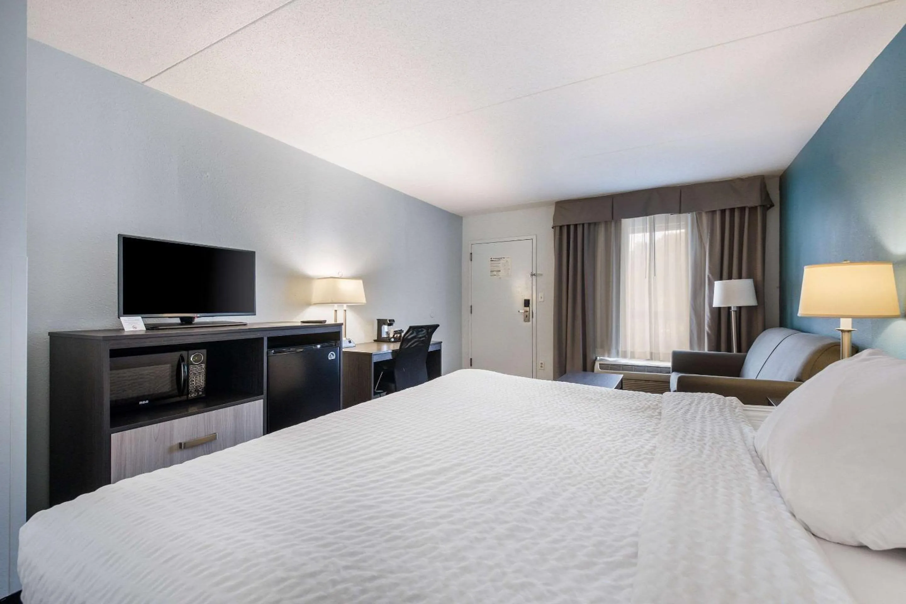 Bedroom, Bed in Clarion Inn Cleveland near University