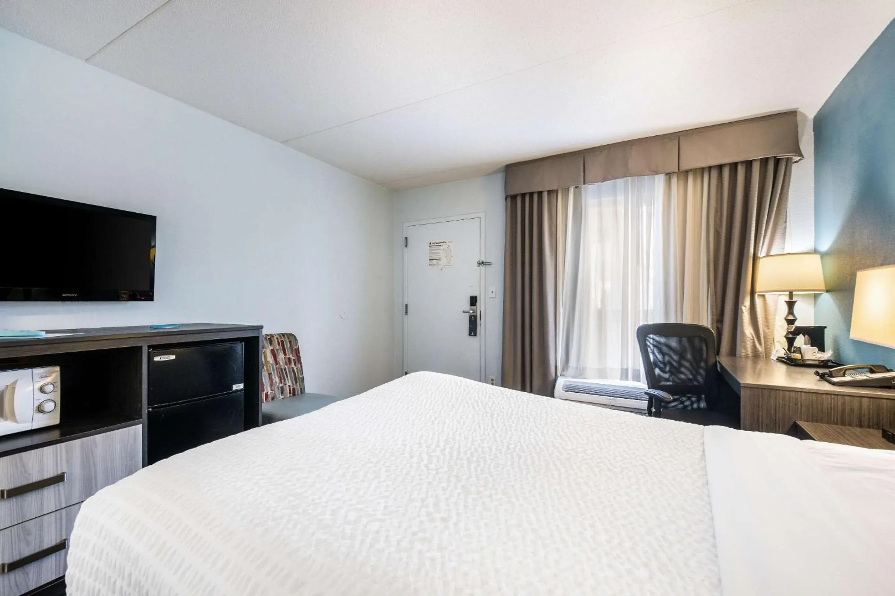 Bedroom, Bed in Clarion Inn Cleveland near University Bedroom, Bed in Clarion Inn Cleveland near University