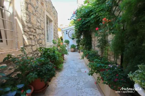 Apartment & Rooms Antonijela