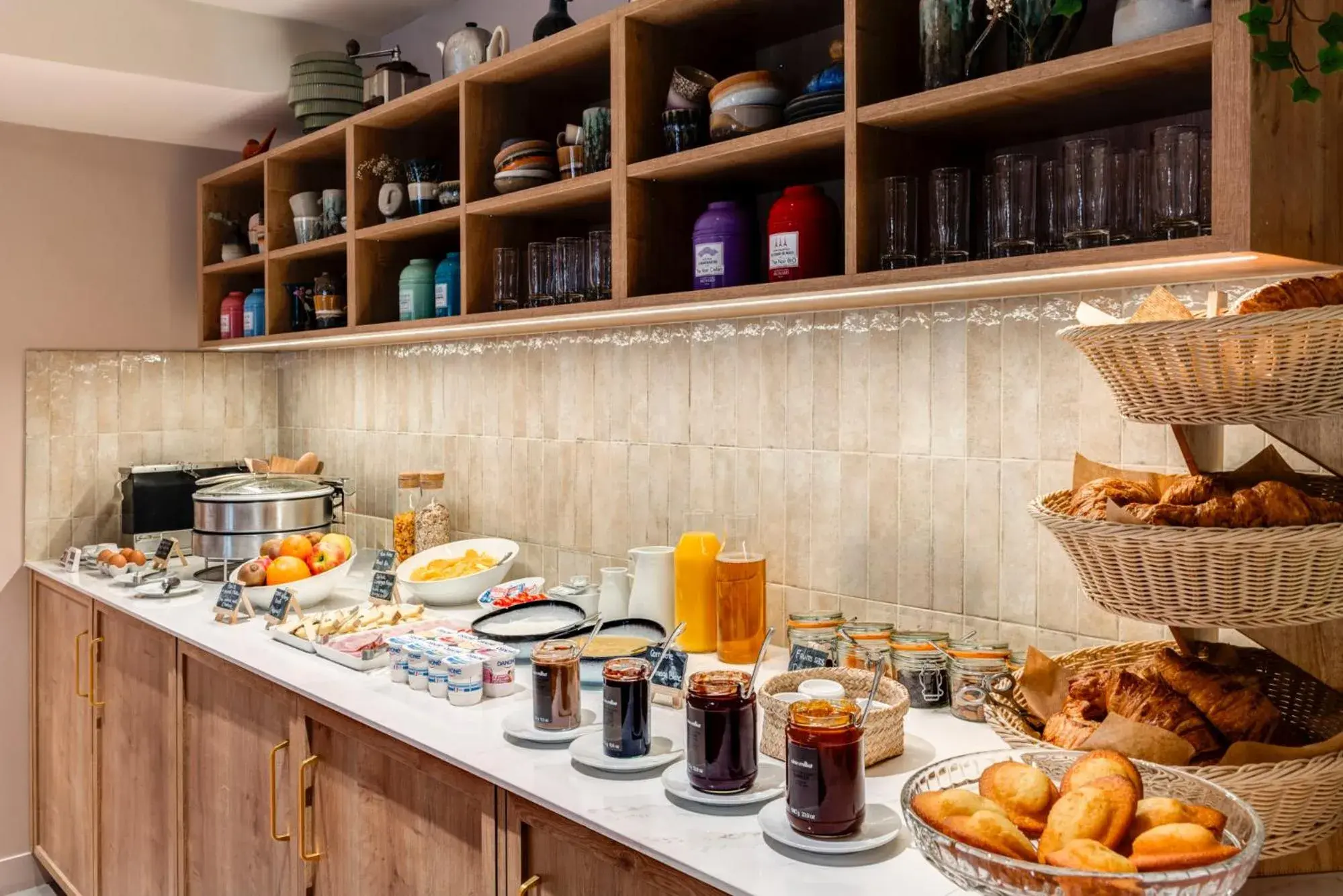 Food and drinks in Republik Hotel Food and drinks in Republik Hotel