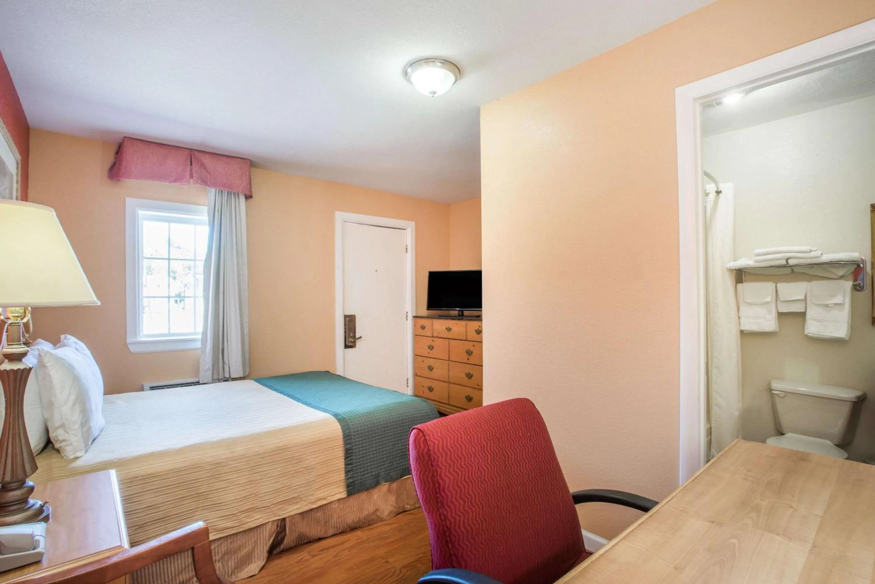 Photo of the whole room, Bed in The Hillside Hotel