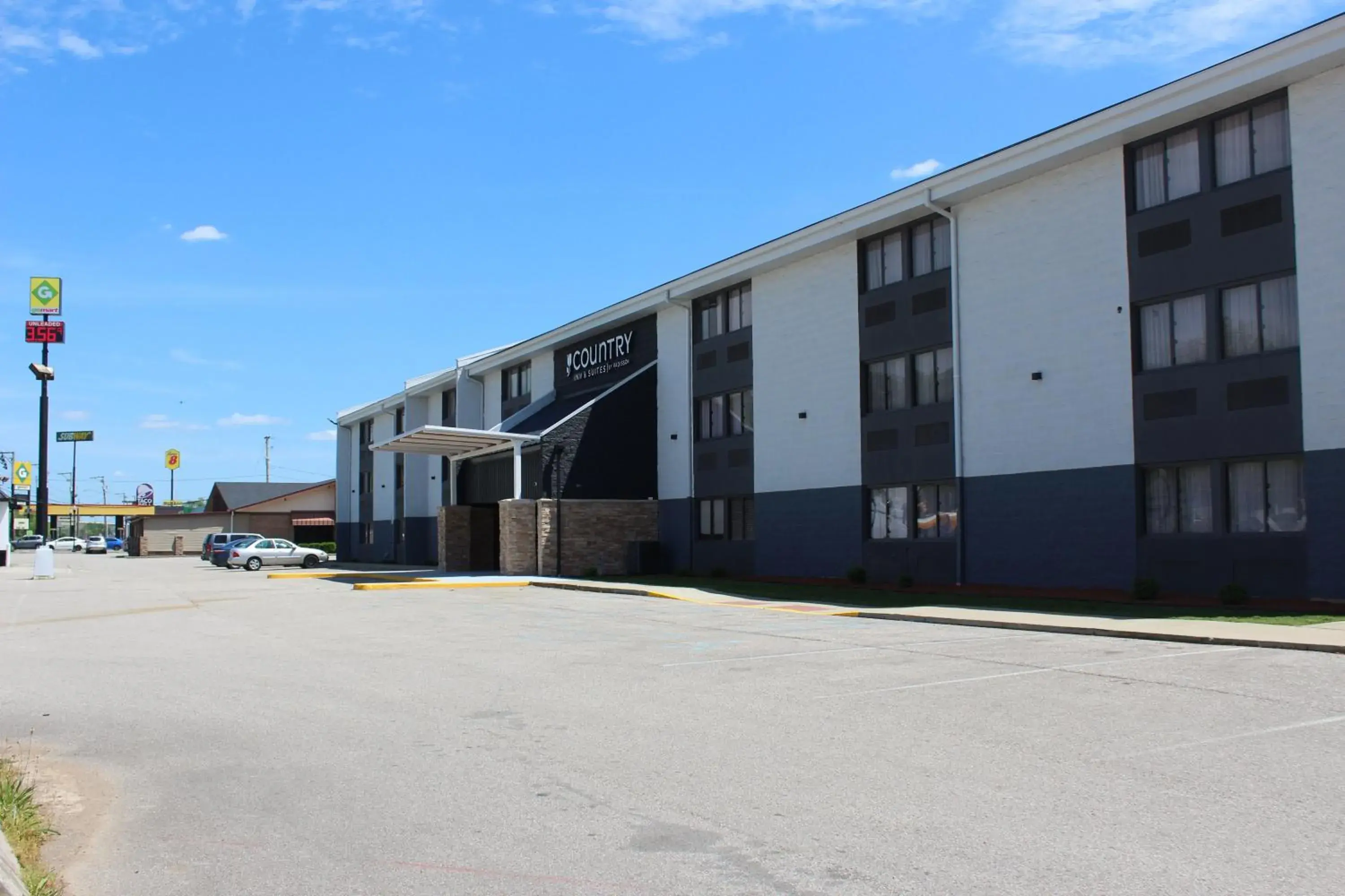 Property building in Country Inn & Suites by Radisson, Dunbar - Charleston Property building in Country Inn & Suites by Radisson, Dunbar - Charleston
