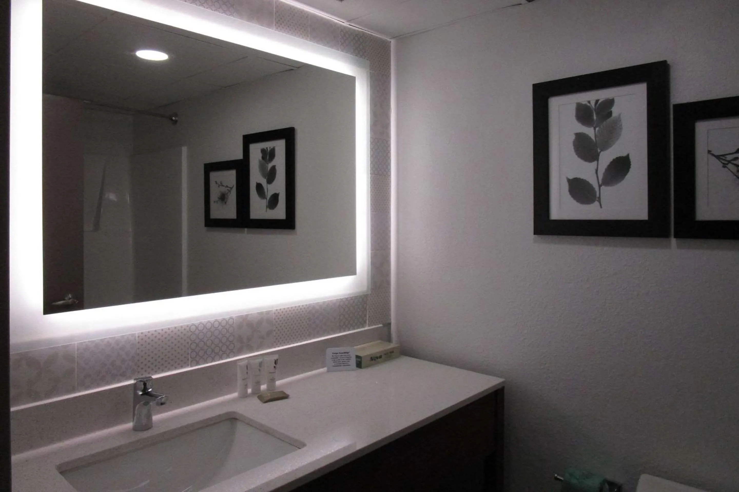 Bedroom in Country Inn & Suites by Radisson, Dunbar - Charleston