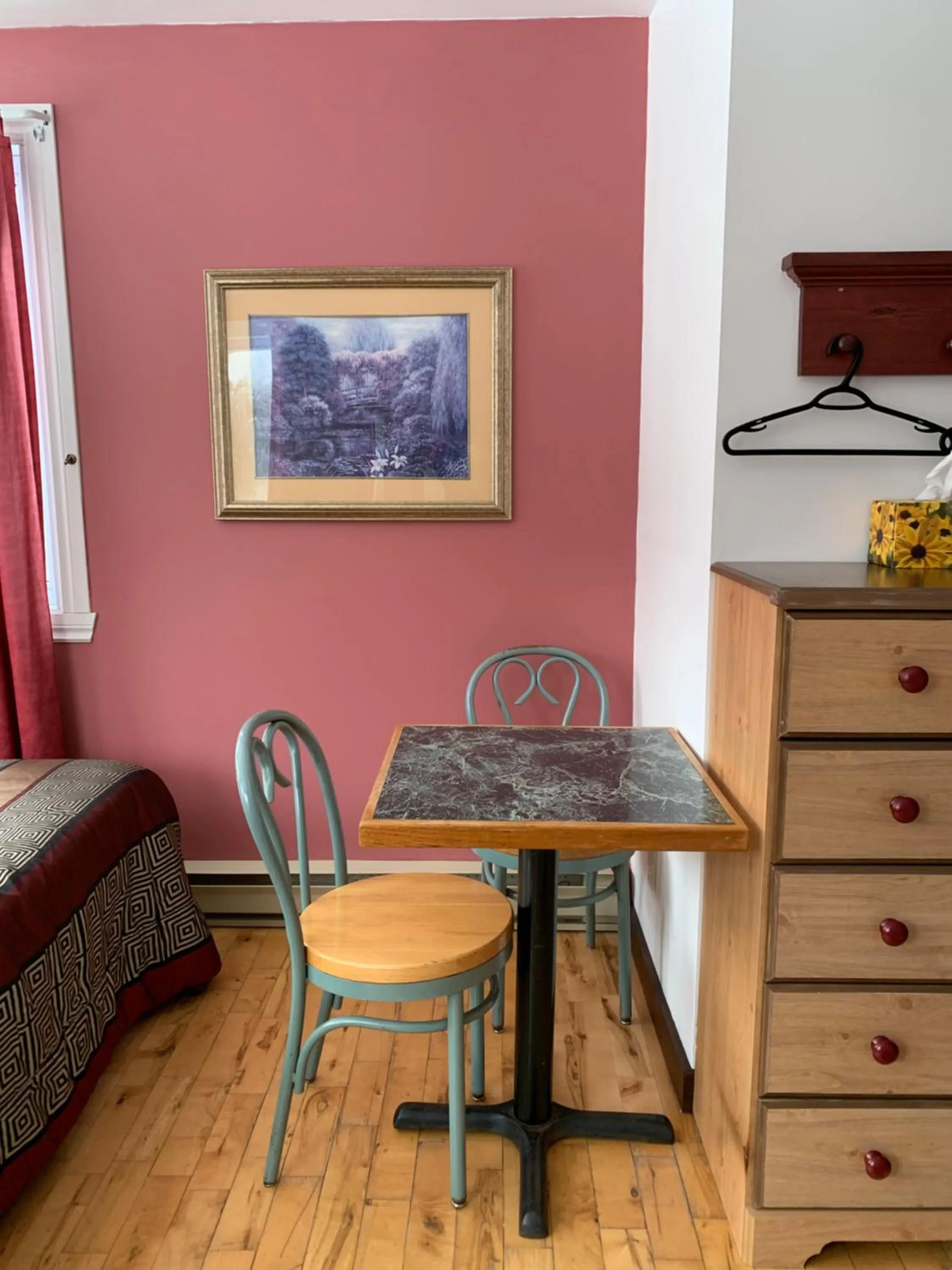 Seating area in L'Auberge Refuge du Trappeur