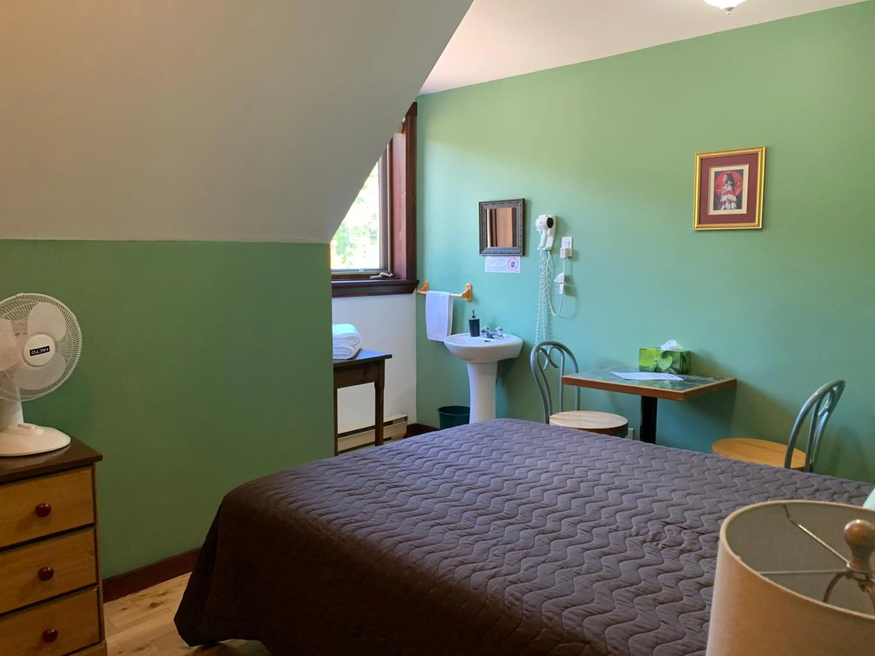 Bedroom, Bed in L'Auberge Refuge du Trappeur